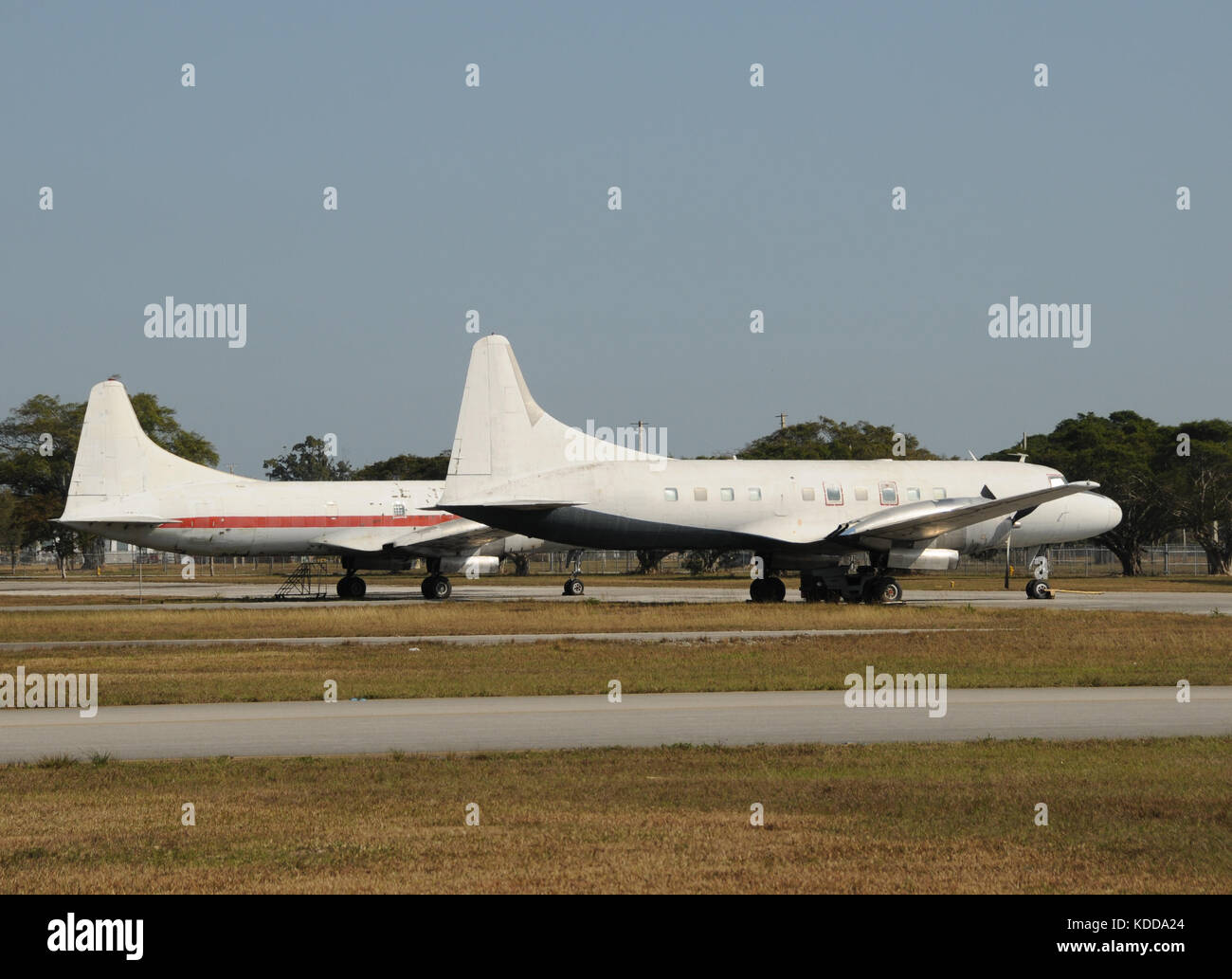 Alte Turboprop Flugzeuge, die in schlechtem Zustand Stockfoto