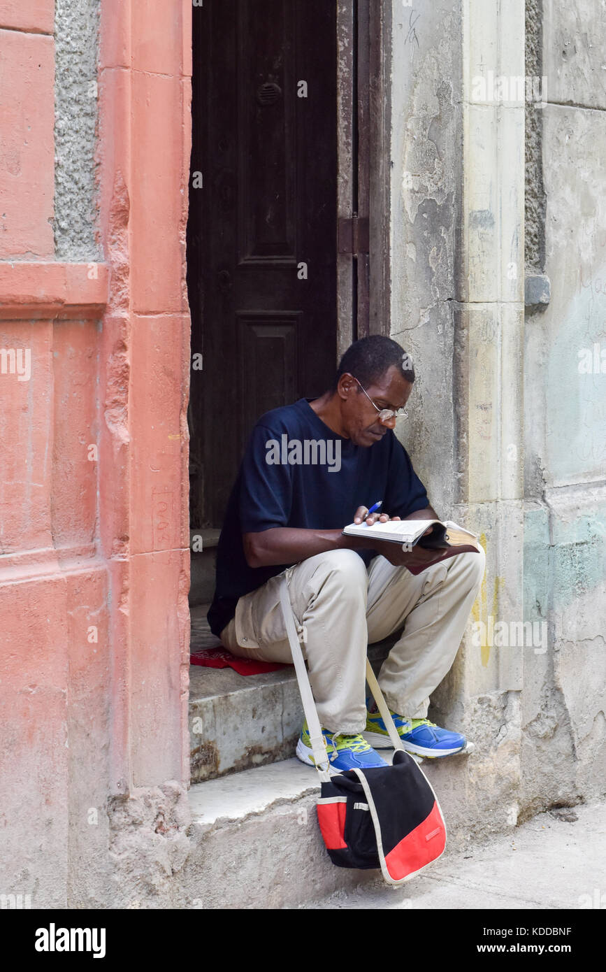 Mann lesen Havana Vieja. Stockfoto