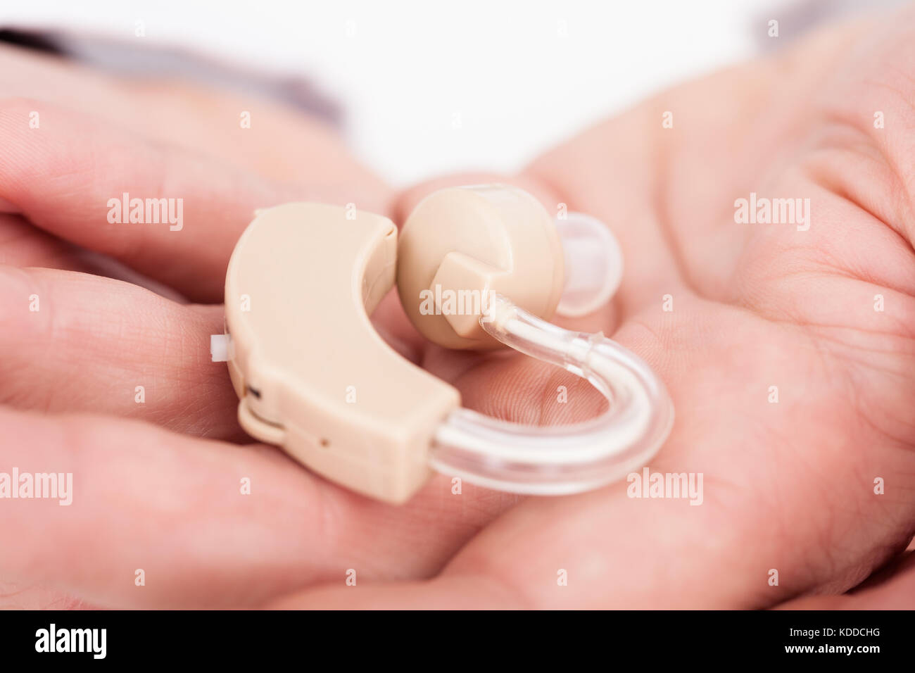 Close-up ein Hörgerät auf der Person palm Stockfoto
