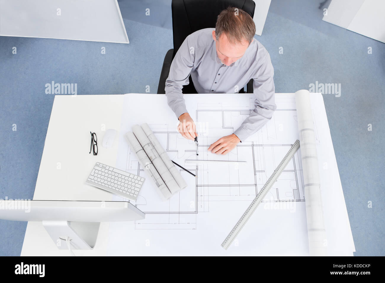 Porträt eines reifen Architekt Zeichnung plan auf Blueprint im Büro Stockfoto