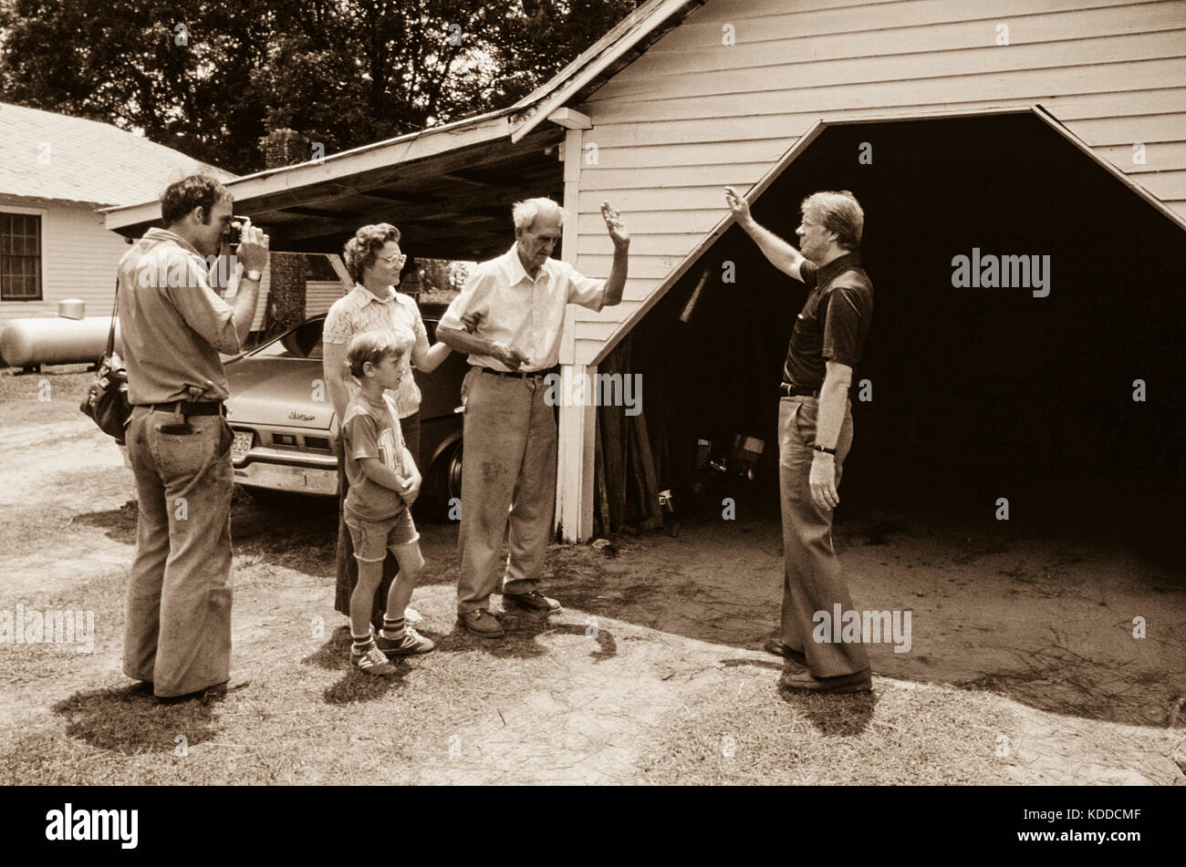 Eine lokale newspaperman Fotografien Gouverneur Carter als er Kampagnen Tür-zu-Tür im ländlichen Süden. Stockfoto