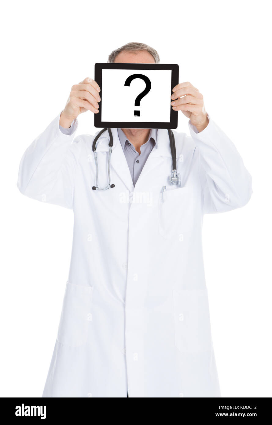 Portrait von ausgewachsenen männlichen Arzt zeigt digitale Tablet mit Fragezeichen Stockfoto