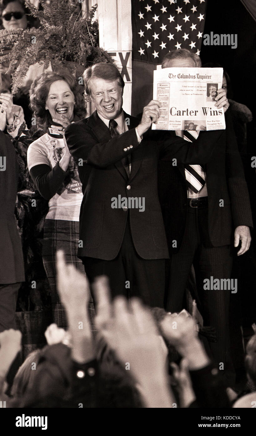 Carter cousin Betty Papst reagiert, als gewählter Präsident Jimmy Carter hält eine Zeitung mit der Schlagzeile ìCarter Winsî wie er feiert mit Menschenmassen füllen Stockfoto