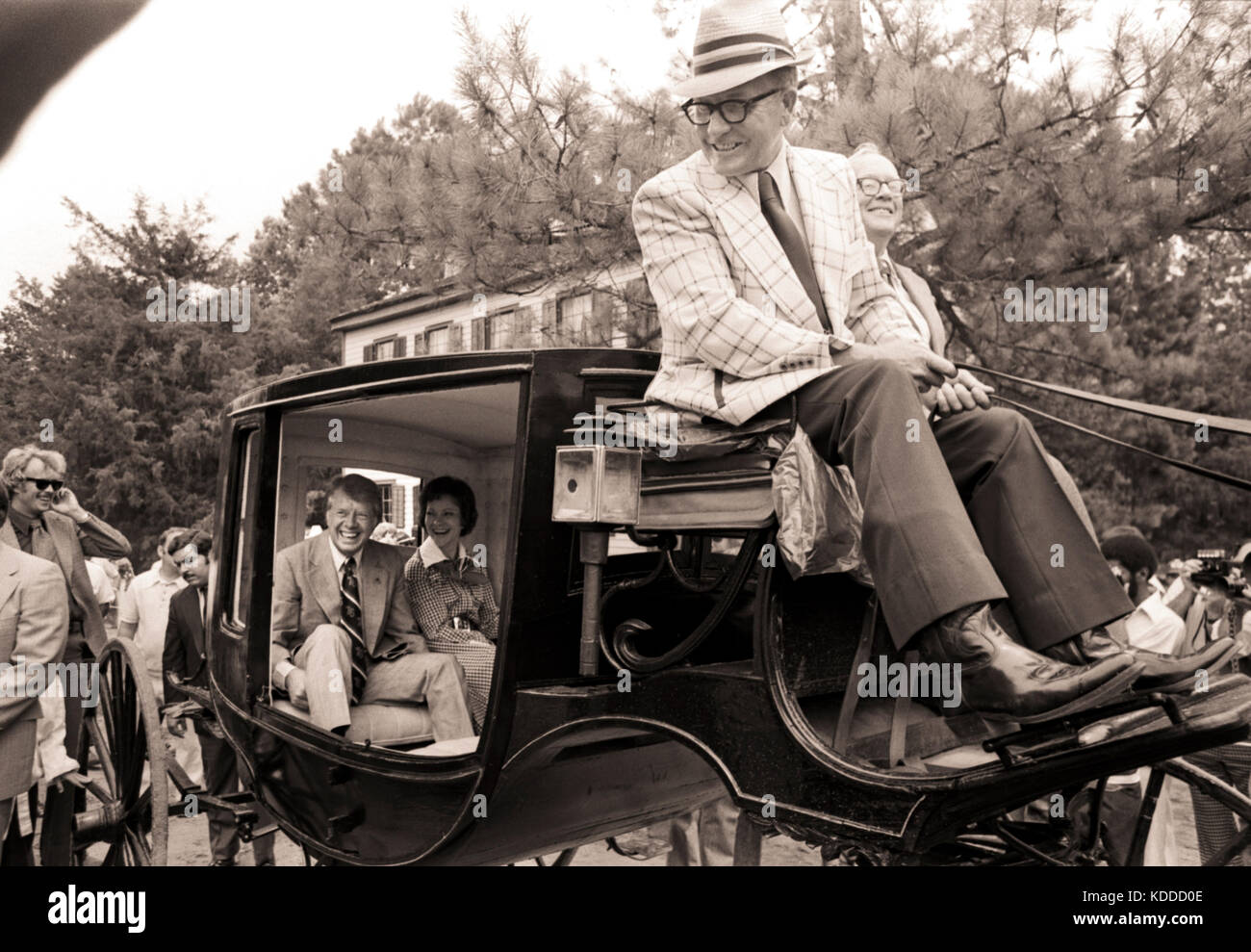 Anlässlich der US Bicentennial am 4. Juli 1976, Kandidat Jimmy Carter; seine Frau Rosalynn; und Tochter, Amy, Fahrt in einem Wagen in den 1850er Jahren Wir Stockfoto