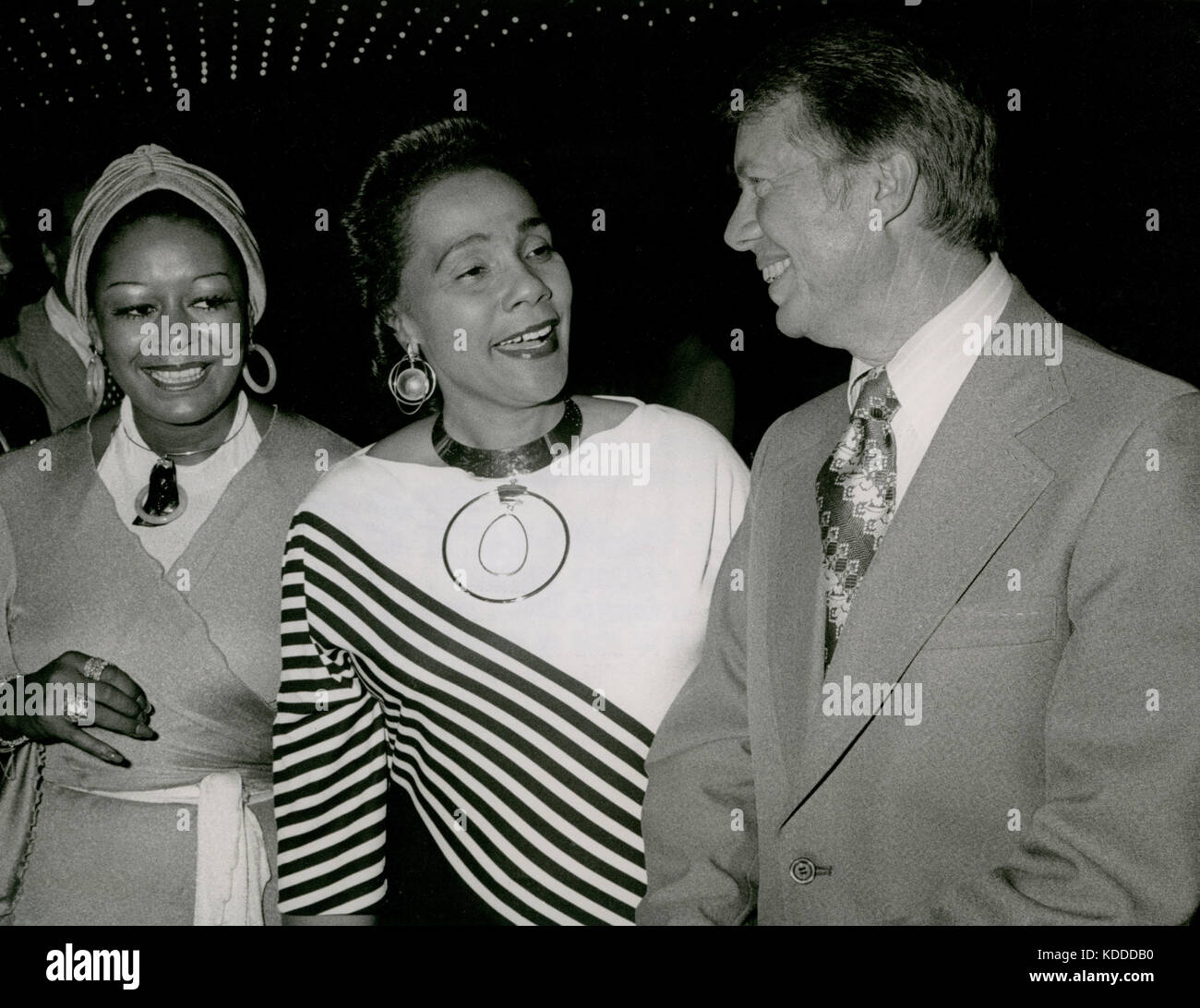 Gouverneur von Georgia, Jimmy Carter, der demokratische Kandidat für das Amt des Präsidenten - mit Coretta Scott King (Mitte), die Witwe des verstorbenen Dr. Martin Luther King, Stockfoto