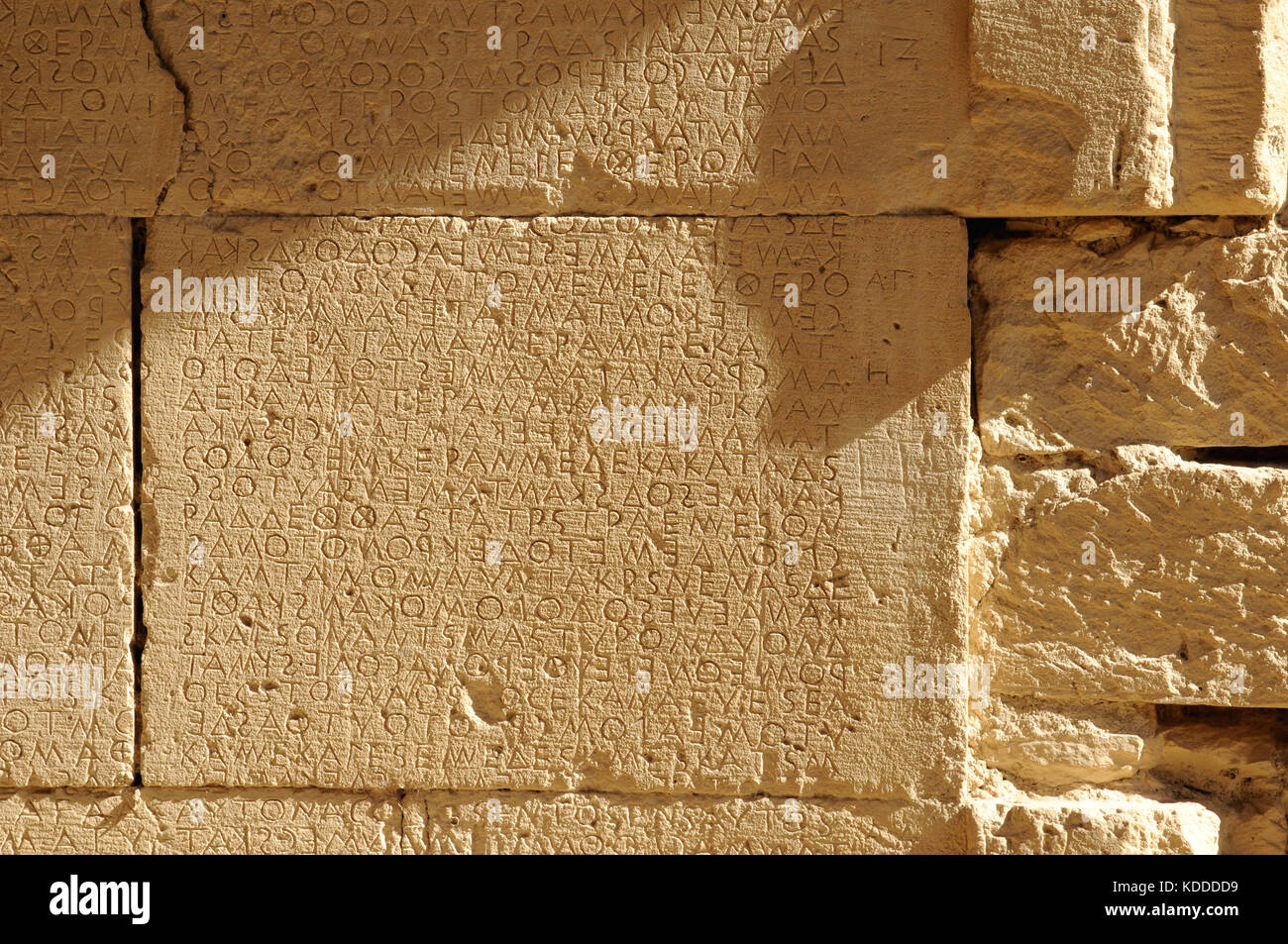 Die gortyn Code oder Großer Code, auf den Steinen eine Mauer, dem Bürgerlichen Recht sind der antiken Stadt Gortyn in Südkreta geschnitzt. Stockfoto