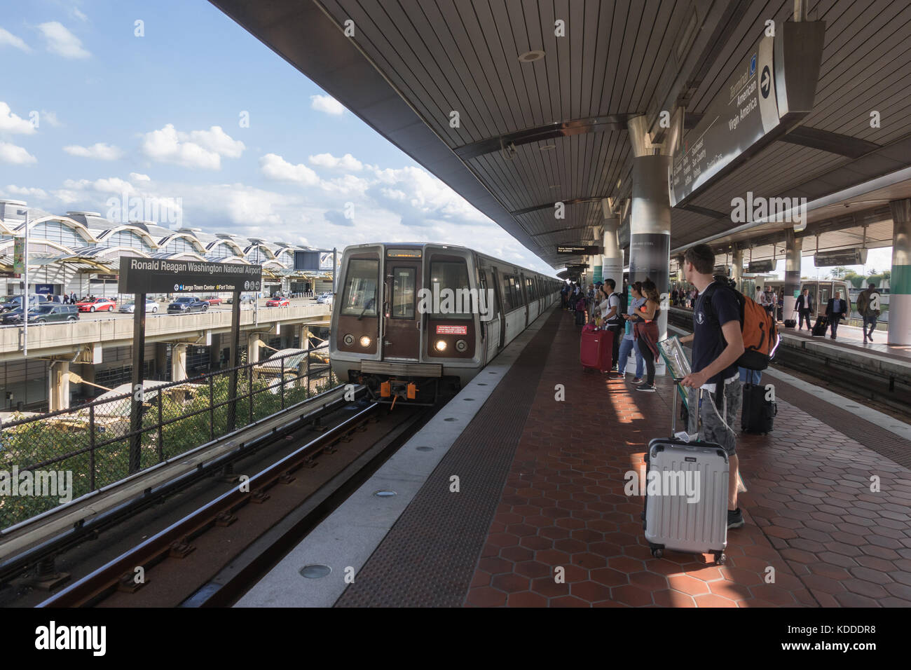 U-Bahn-Station vor dem Ronald Regan Washington National Airport, Reisende am Bahnsteig, DC. Terminal im Hintergrund. Stockfoto