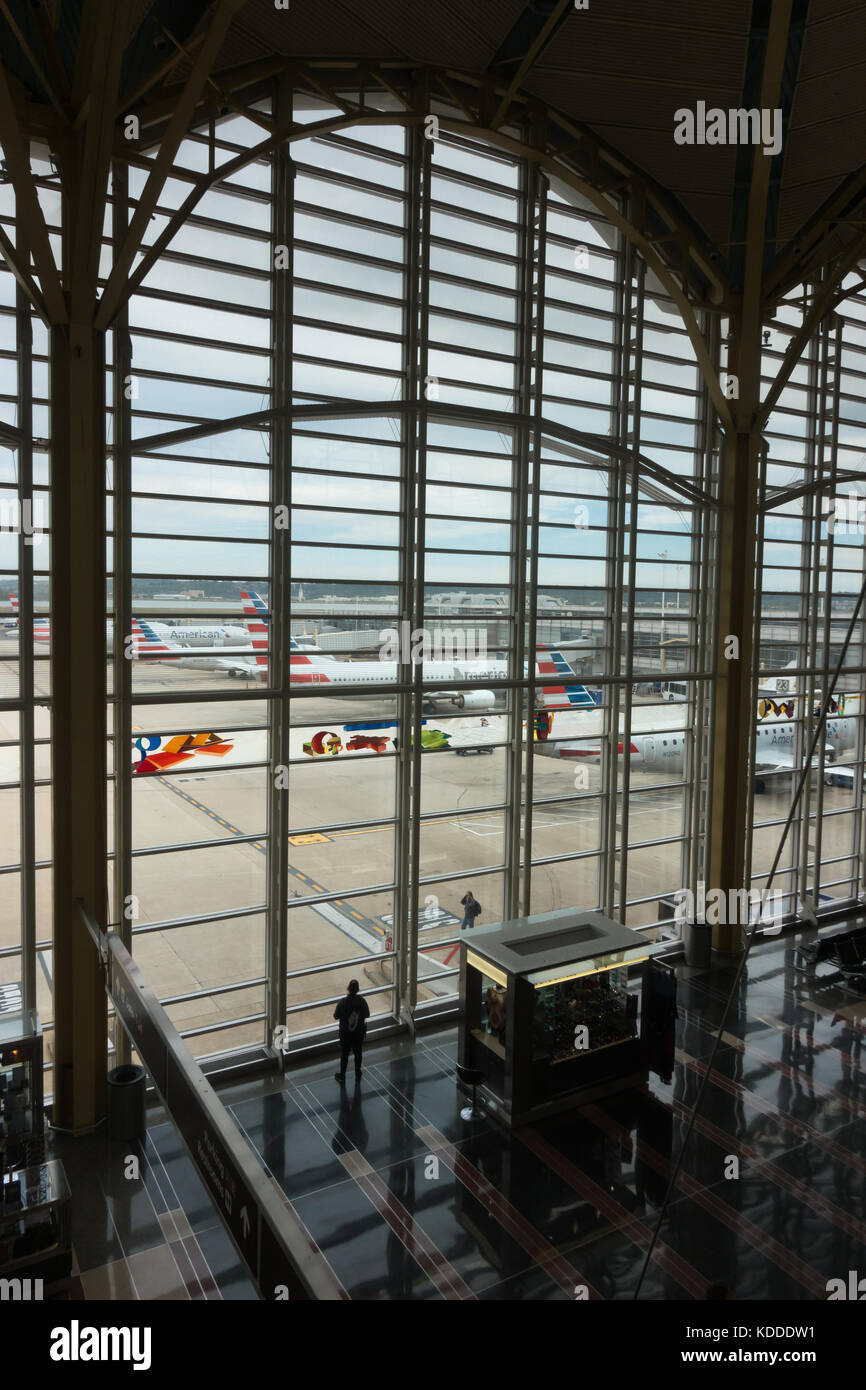 Blick von innen Ronald. Reagan Washington National Airport. 1997 wurde dieses Terminal eröffnet, das vom argentinischen Architekten César Pelli entworfen wurde. Stockfoto