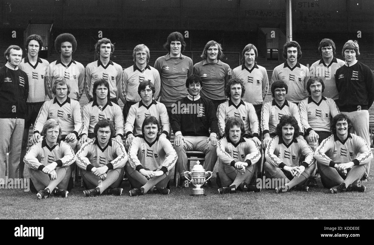 Wolverhampton Wanderers Football Team 1976-77 Zurück Zeile Kevin Walters, Colin Brazier, George Berry, John McAlle, Derek Parkin, Phil Parkes, Gary Pierce, Steve Daley, Geoff Palmer, Frank Munro, Brian Owen, Steve Kindon, Martin Patching, John Richards, Sammy Chung, Alan Sunderland, Bobby Gould, Norman Bell. Vorne Willie Carr, John Farley, John Schwarz, Ken Todd, Jimmy Kelly und Kenny Hibbitt Stockfoto