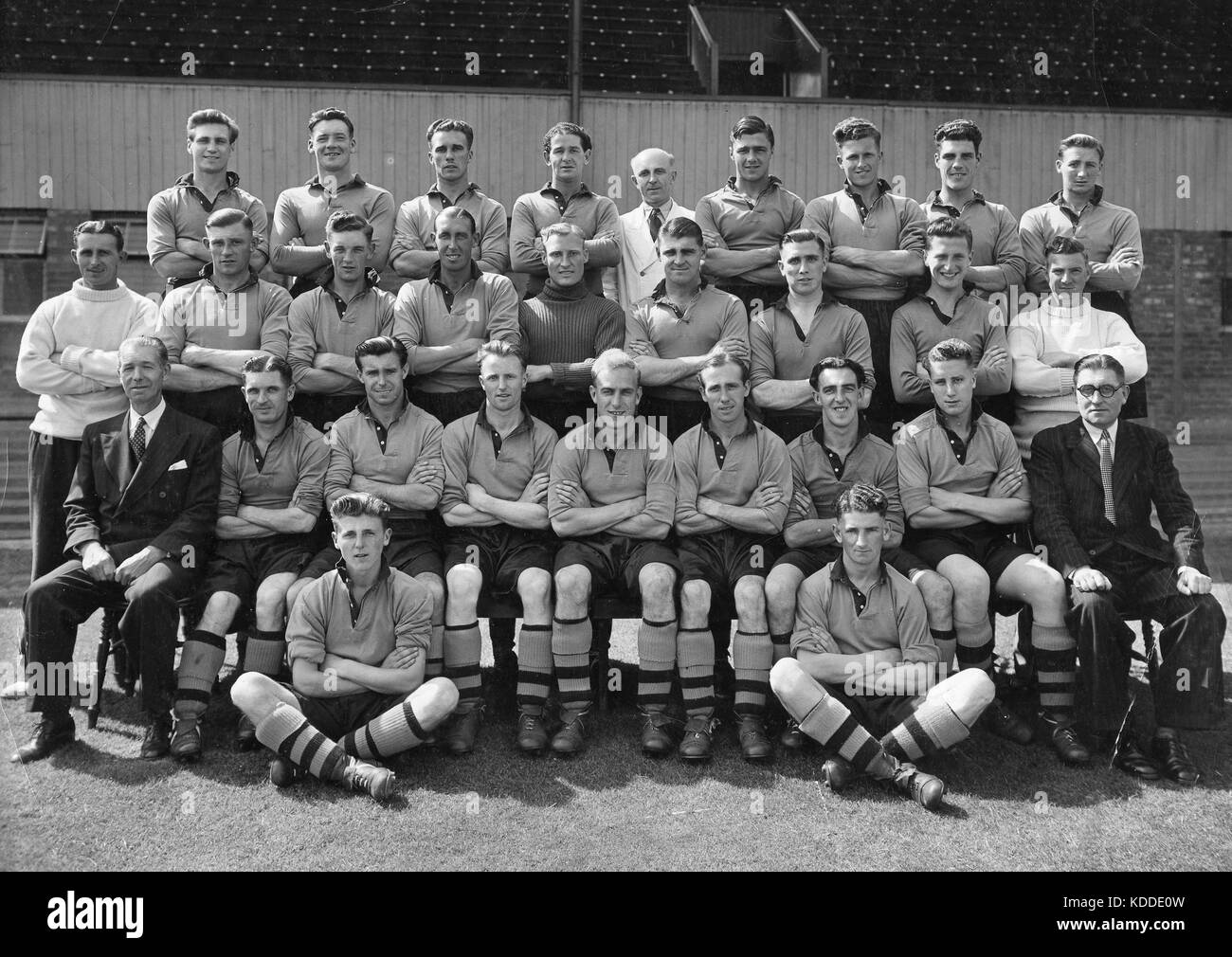 Wolverhampton Wanderers FC 1947/48 Team Hintere Reihe Jimmy Mullen, Dennis Westcott, Alex Simpson, Jesse Pye, G Palmer, Gordon Brice, Terry Springthorpe, Laurie Kelly, J Garrie. Mittlere Zeile Smith (Trainer), Dennis Thornhill, Bill Baxter, Tom Galley, Bert Williams, Angus McLean, Bill Shorthouse, Sammy Smythe, Jack Davies (Trainer), vordere Reihe Ted Vizard (Manager), Johnny Hancocks, E Stevenson, Jimmy Dunn, Billy Wright, Fred Ramscar, Willie Forbes, Roy Swinbourne, Jack Howley (Sekretärin), Brian Siddall & Roy Pritchard auf den Boden. Stockfoto