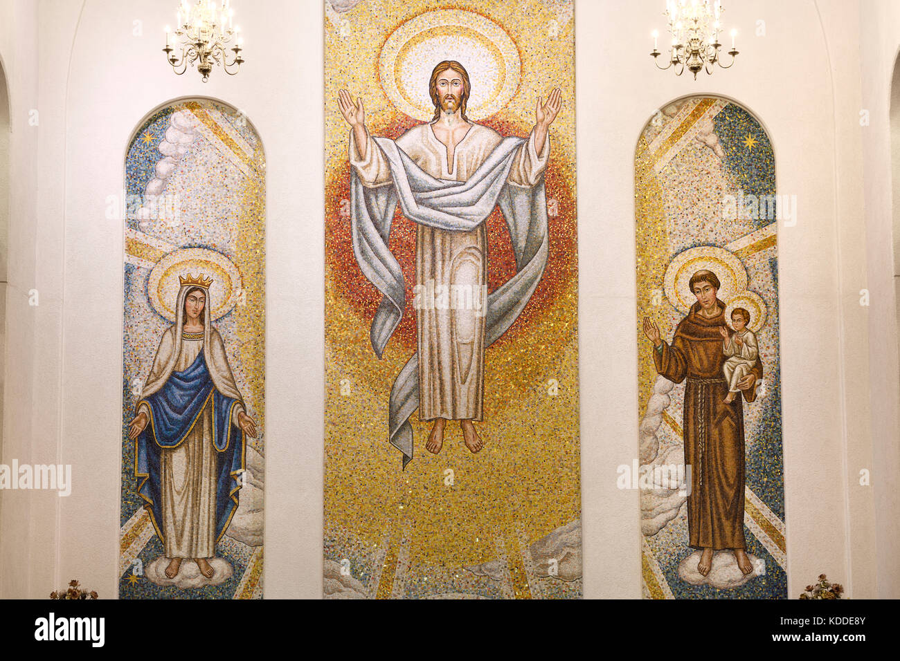 Mosaik der gekrönten Maria, des auferstandenen Herrn Jesus Christus und des heiligen Antonius von Padua in der Mausoleum-Kapelle des Friedhofs der römisch-katholischen Königin des Himmels Stockfoto