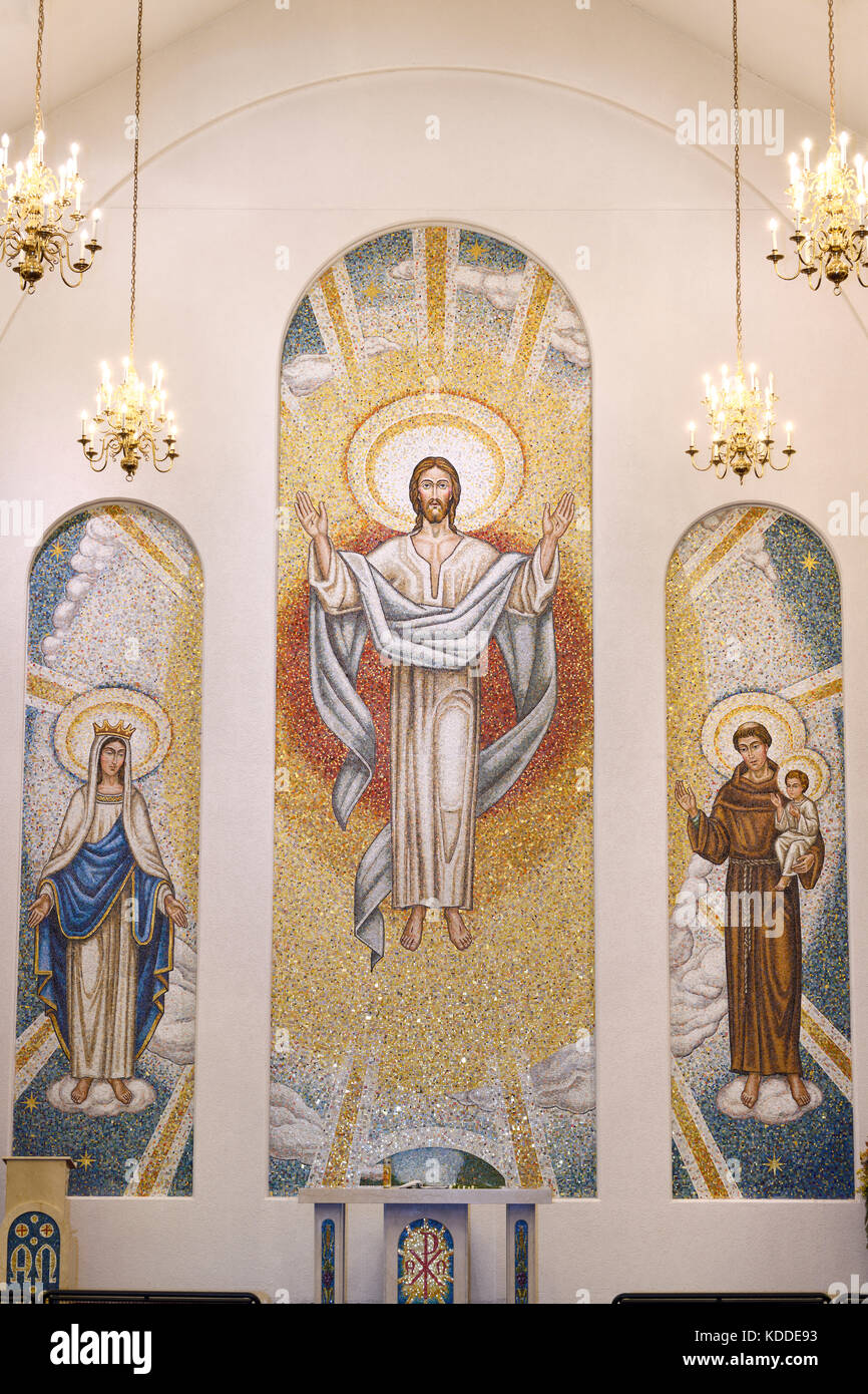 Zwei Geschichte Mosaik der gekrönten Maria, den auferstandenen Herrn Jesus Christus und des Heiligen Antonius von Padua im Mausoleum Kapelle der Königin des Himmels Friedhof Stockfoto