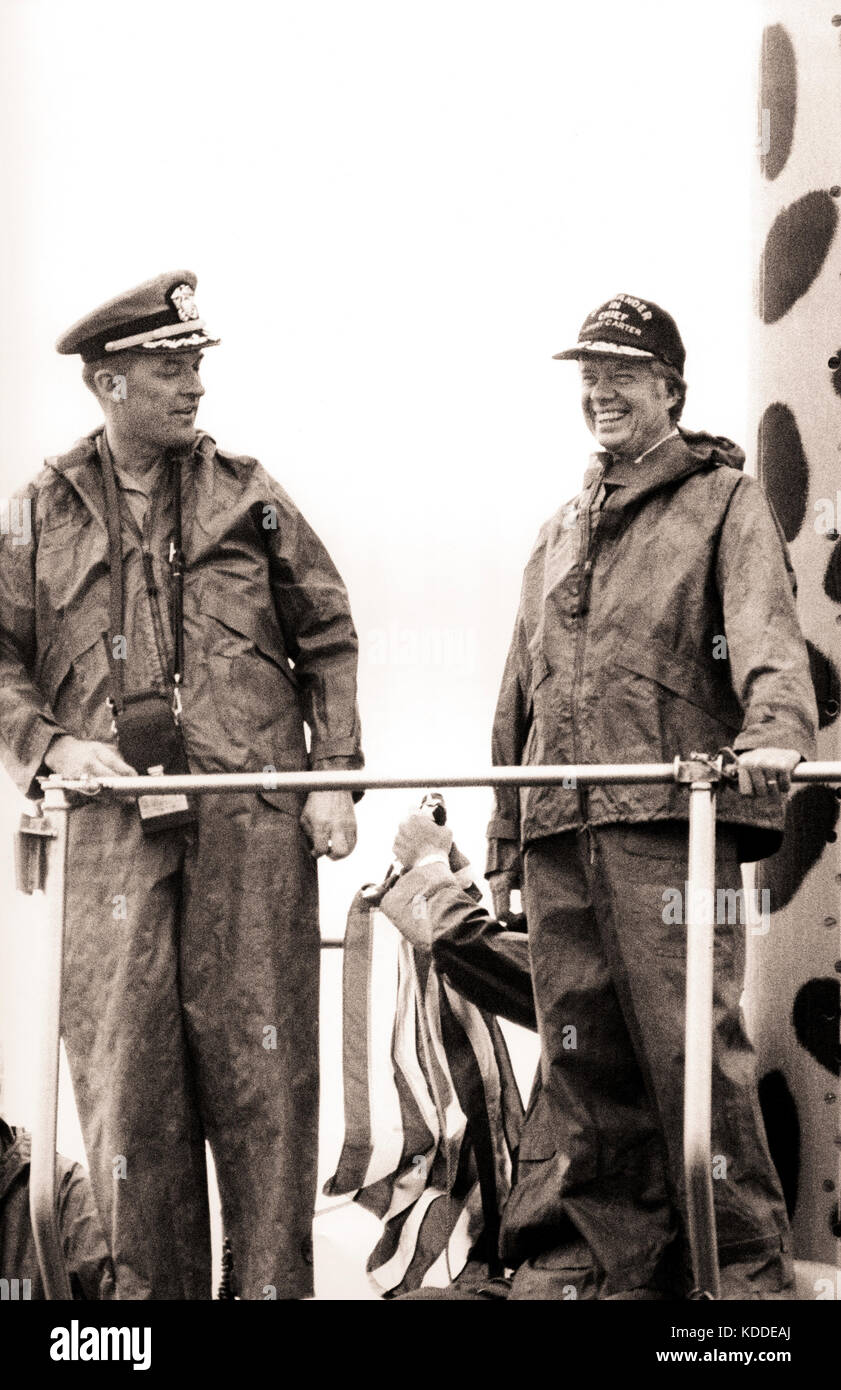 Präsident Jimmy Carter und US-Marine Kapitän J. C. Christianson Momente nach dem Auftauchen in den Atlantischen Ozean. Stockfoto