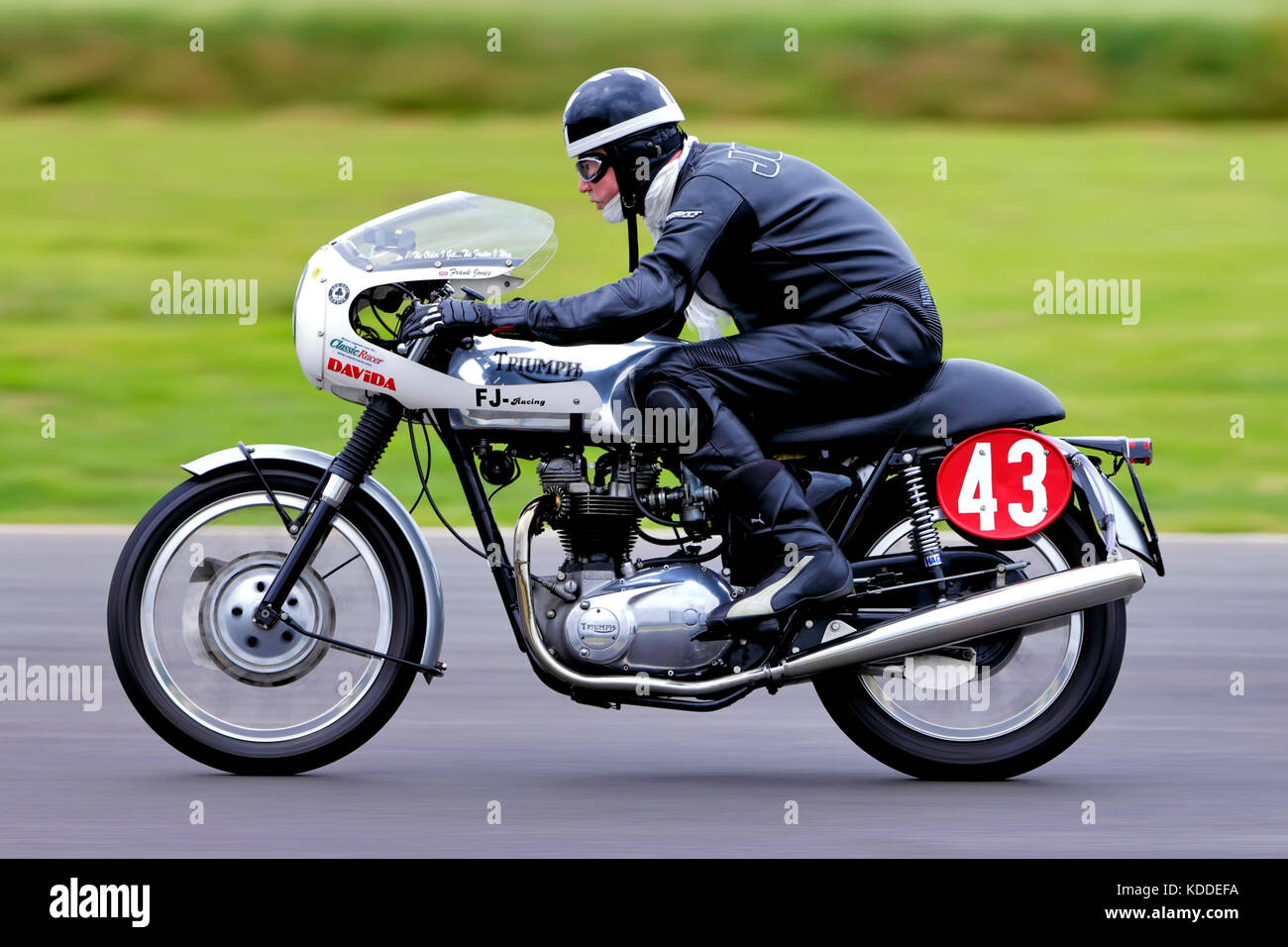 Ein Triumph Thruxton Bonneville aus dem Jahr 1969, der von Frank Jones Nr. 43 bei der Classic Bike Parade auf dem Castle Combe Circuit, Wiltshire, Großbritannien, 2015 gefahren wurde Stockfoto