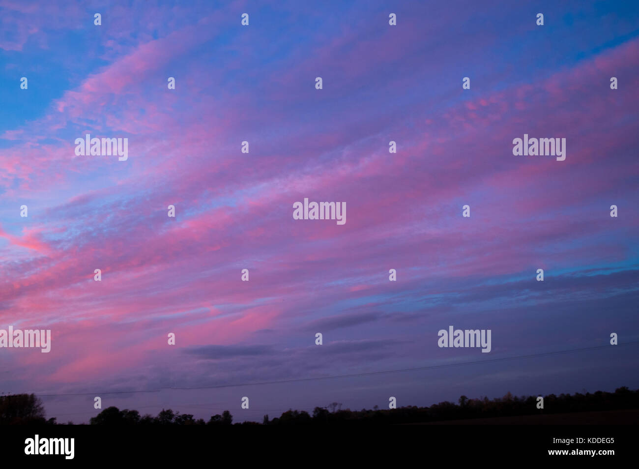 Herbst am Abend Sonnenuntergang über framingham Suffolk England Großbritannien mit wispy sparse rosa und golden orange wispy Höhen - Wolken gesehen Stockfoto