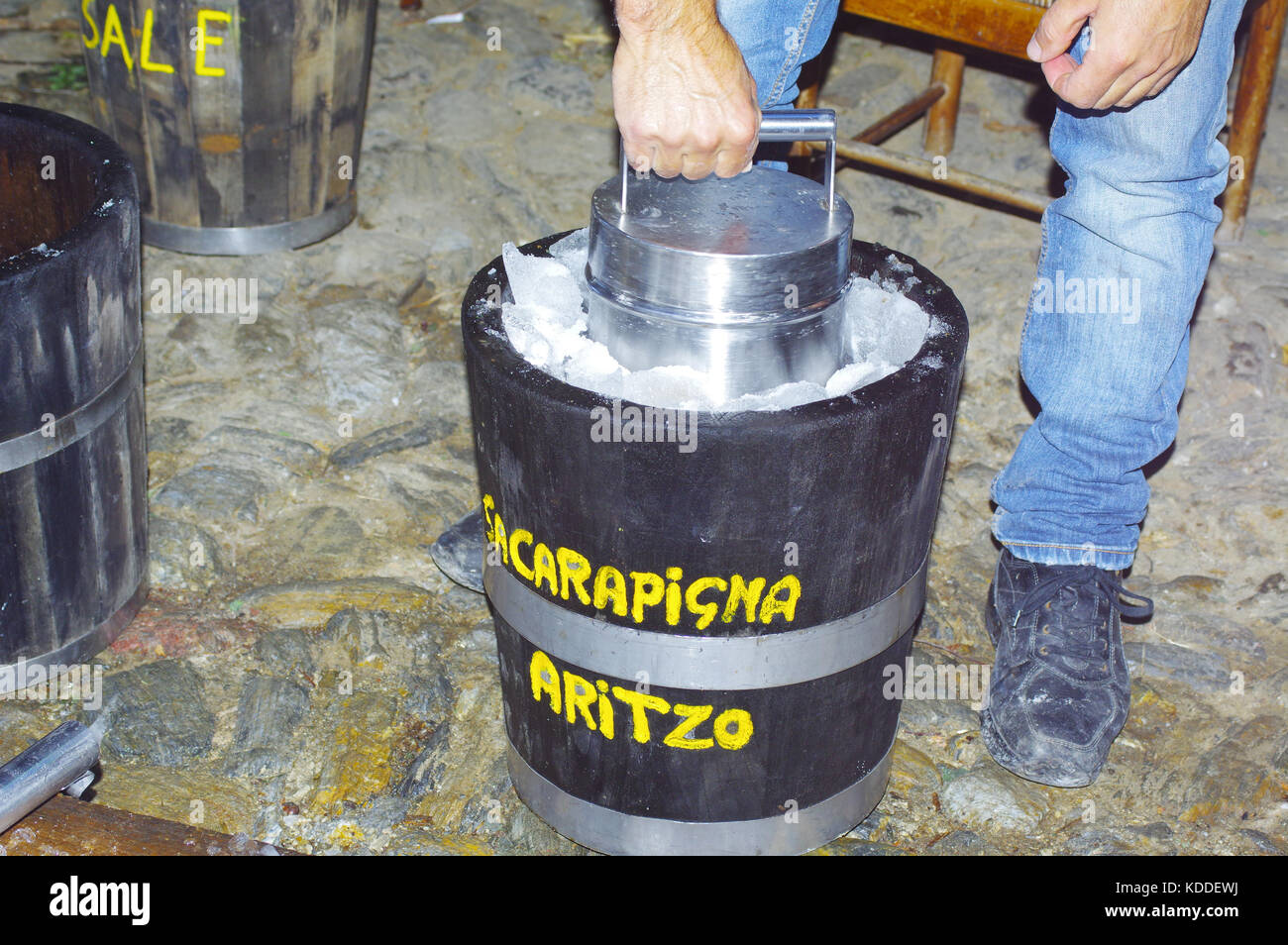 Aritzo, Nuoro, Sardinien. Arbeiten von "carapigna "typische Getränk von Sardinien Stockfoto