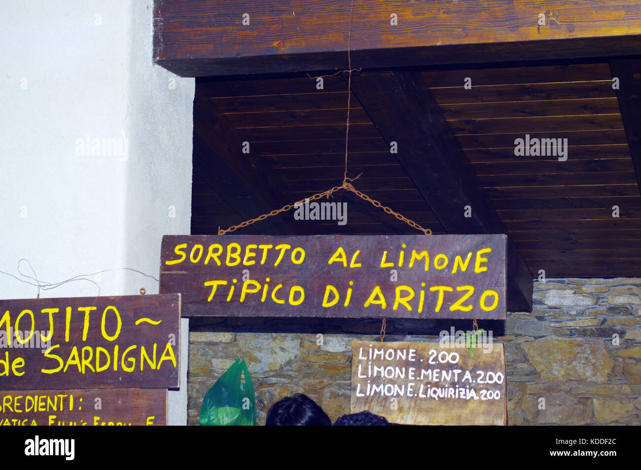 Aritzo, Nuoro, Sardinien. Arbeiten von "carapigna "typische Getränk von Sardinien Stockfoto