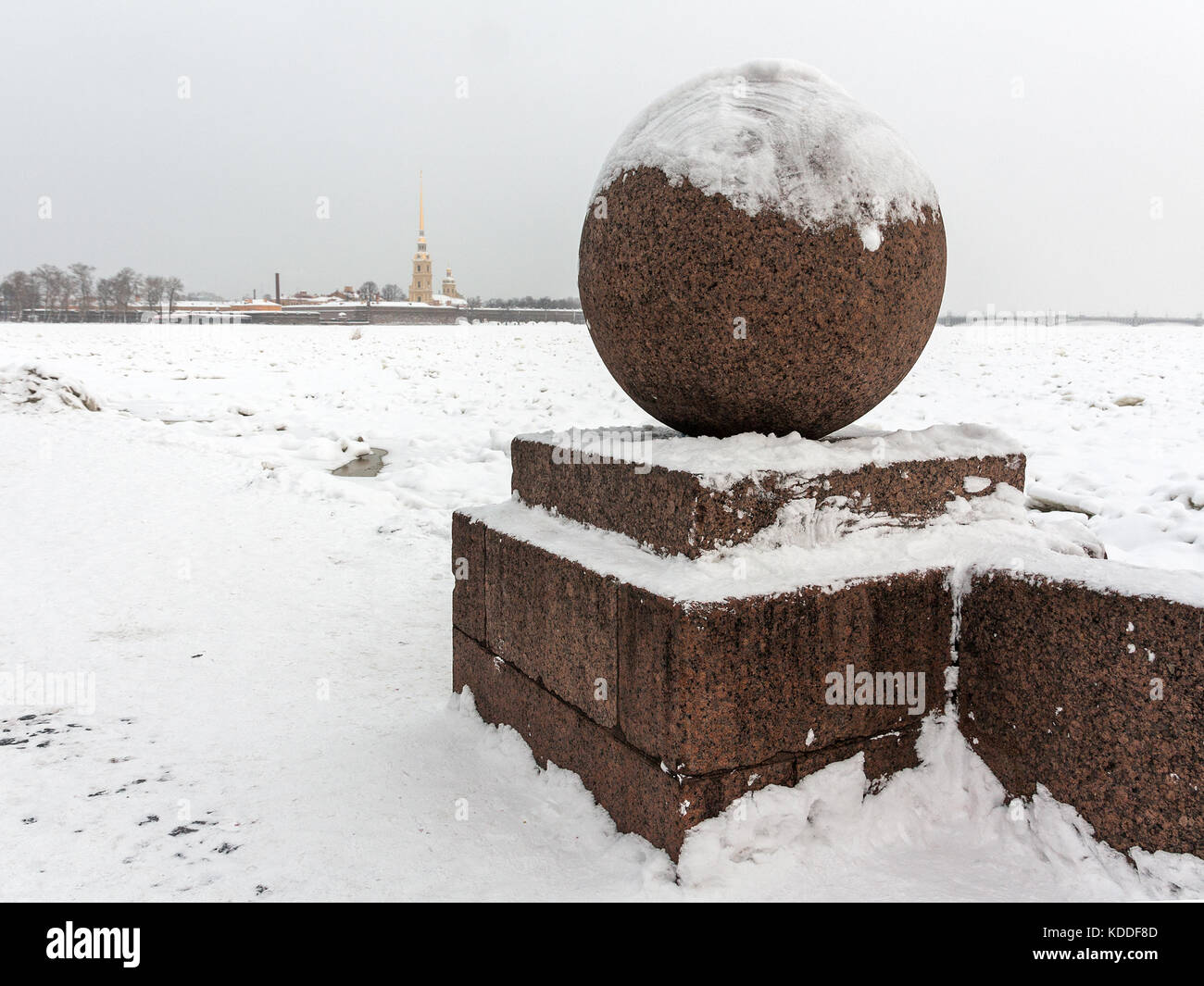 Touristische Sehenswürdigkeiten in Sankt Petersburg, Russland: die Landzunge der Insel Vasilievsky durch ein Wintertag mit Granit Kugel, Peter und Paul Festung und cathe Stockfoto