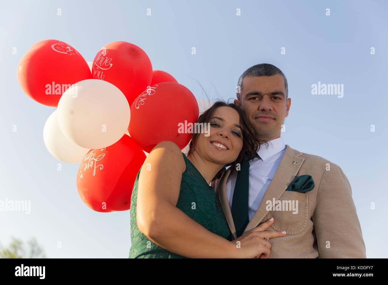 Junges Paar mit roten und weißen Luftballons Liebe Stockfoto