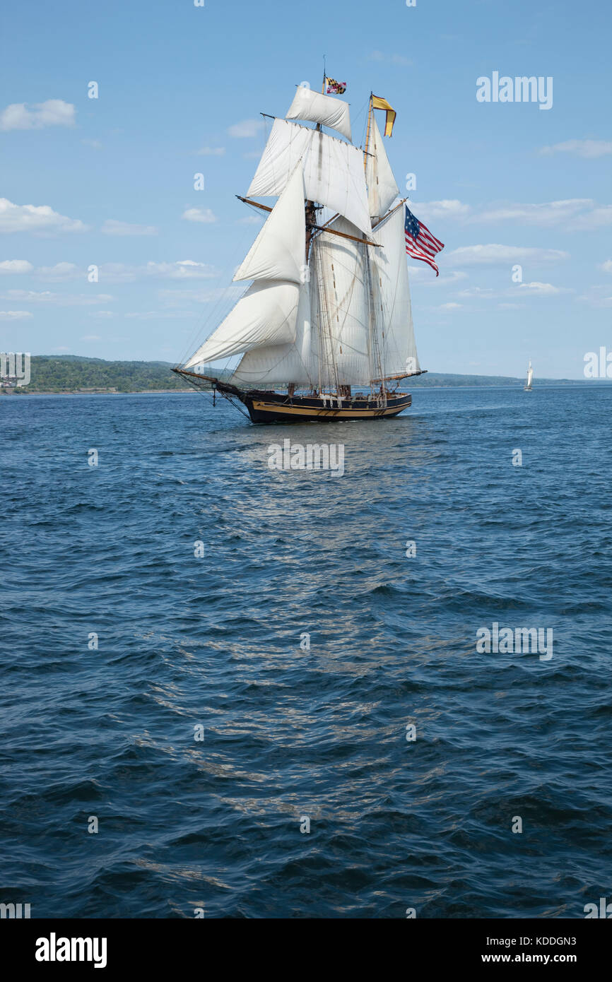 A Tall Ship bekannt als privatfahrer Segeln auf blauem Wasser fliegen eine amerikanische Flagge Stockfoto
