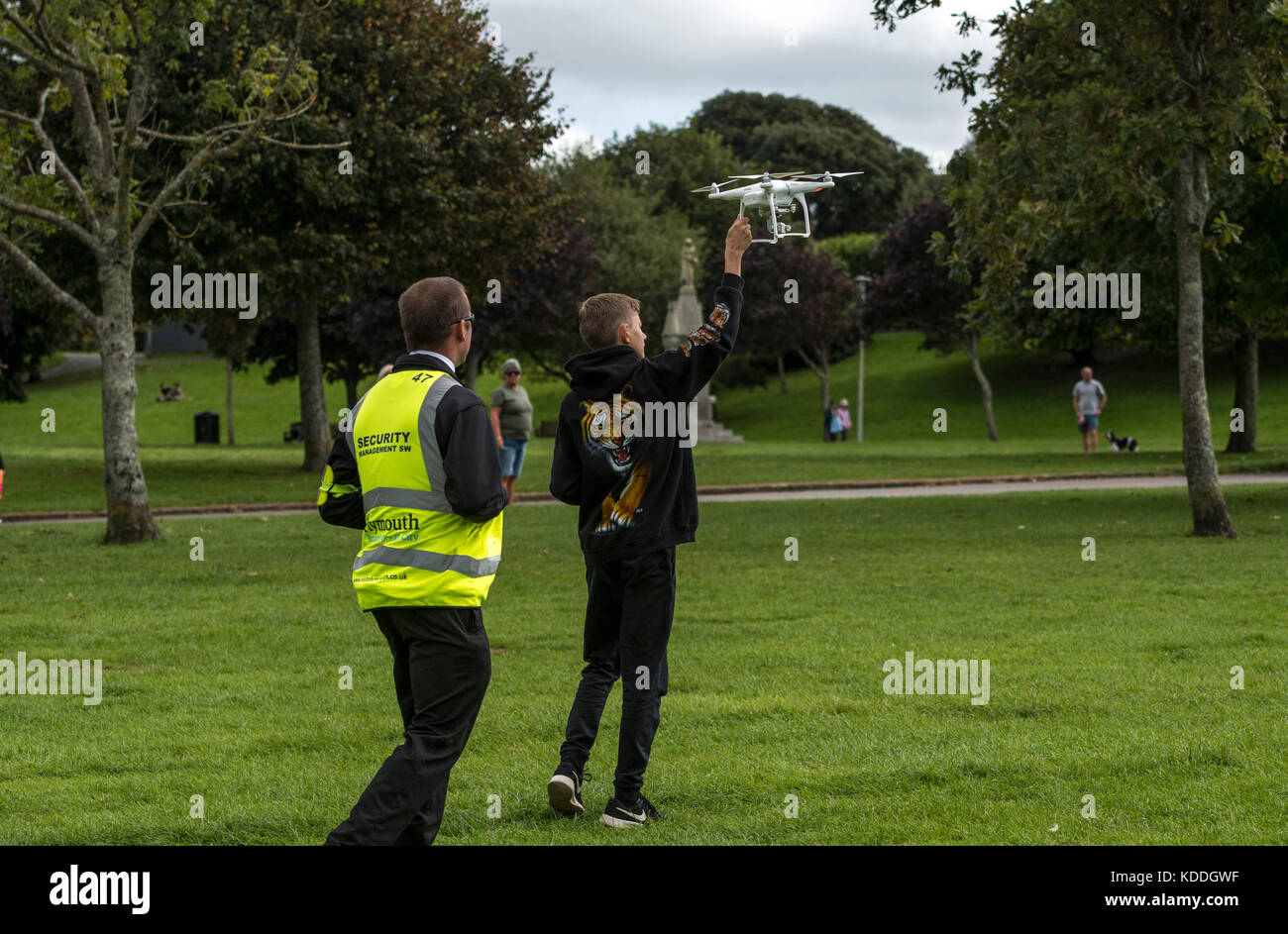 Plymouth, Großbritannien. 28th. August 2017. Drohnenfliegen wird schnell zu einem sozialen Kopfschmerzen für die Sicherheit in öffentlichen Orten Plymouth Hoe. Sean Hernon/Alamy Stockfoto