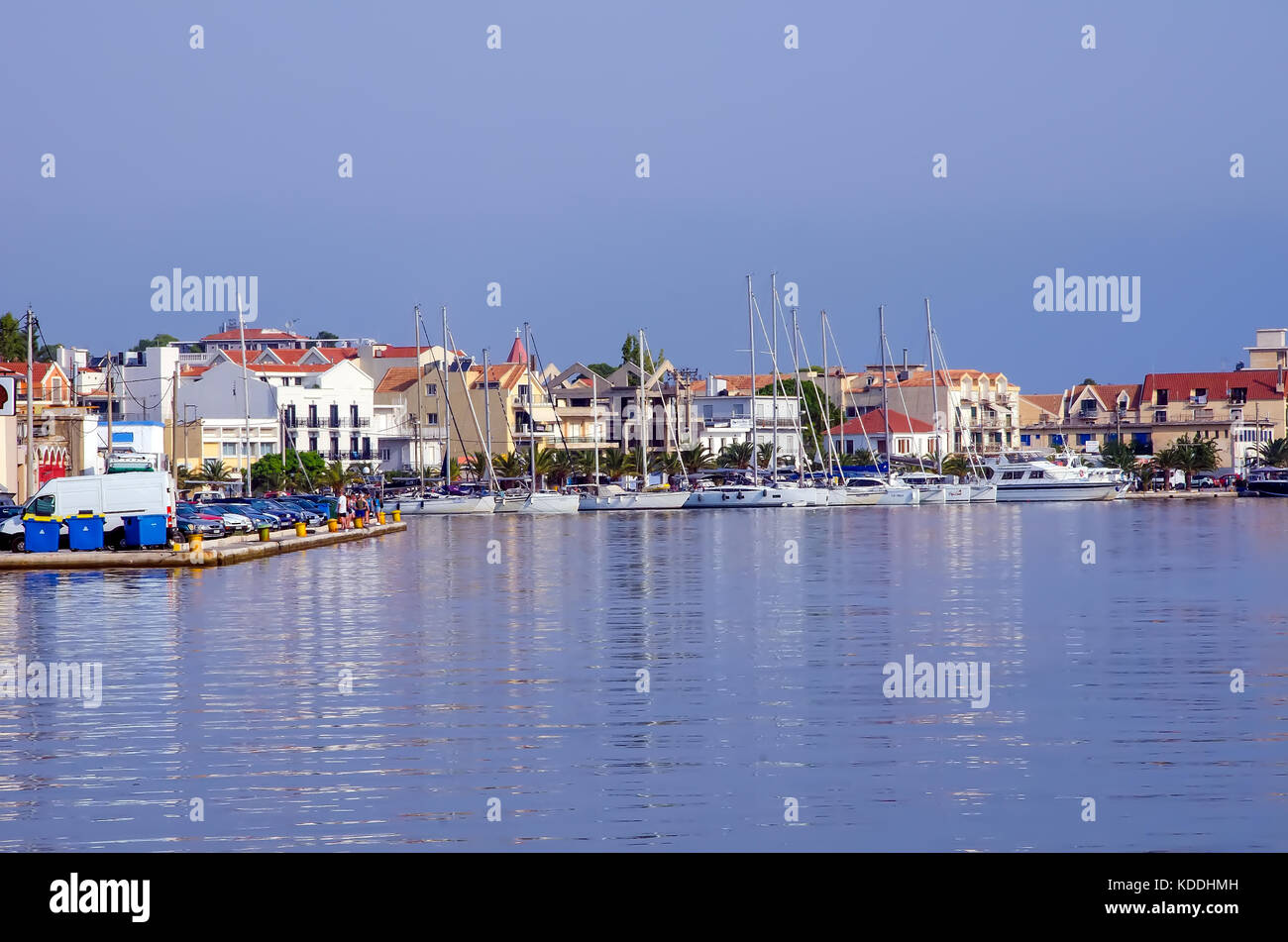 Argostoli Griechenland Yachten den Hafen und die Skyline der Stadt Kefalonia, Kefalonia, Ionische Inseln, Griechenland. Stockfoto