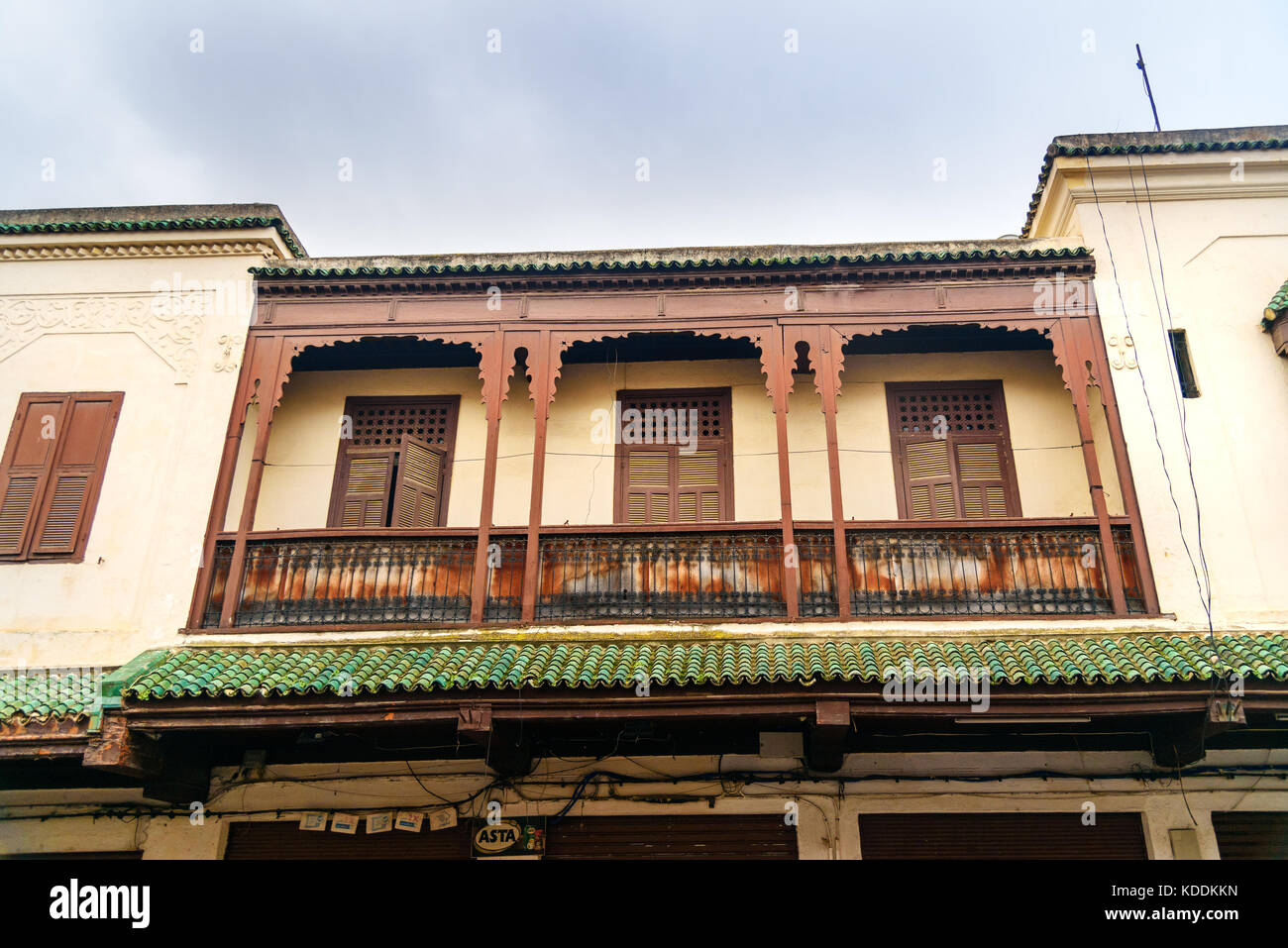 Alten Balkon von Gebäude auf der Straße von Mellah, das Jüdische Viertel in Fes. Marokko Stockfoto