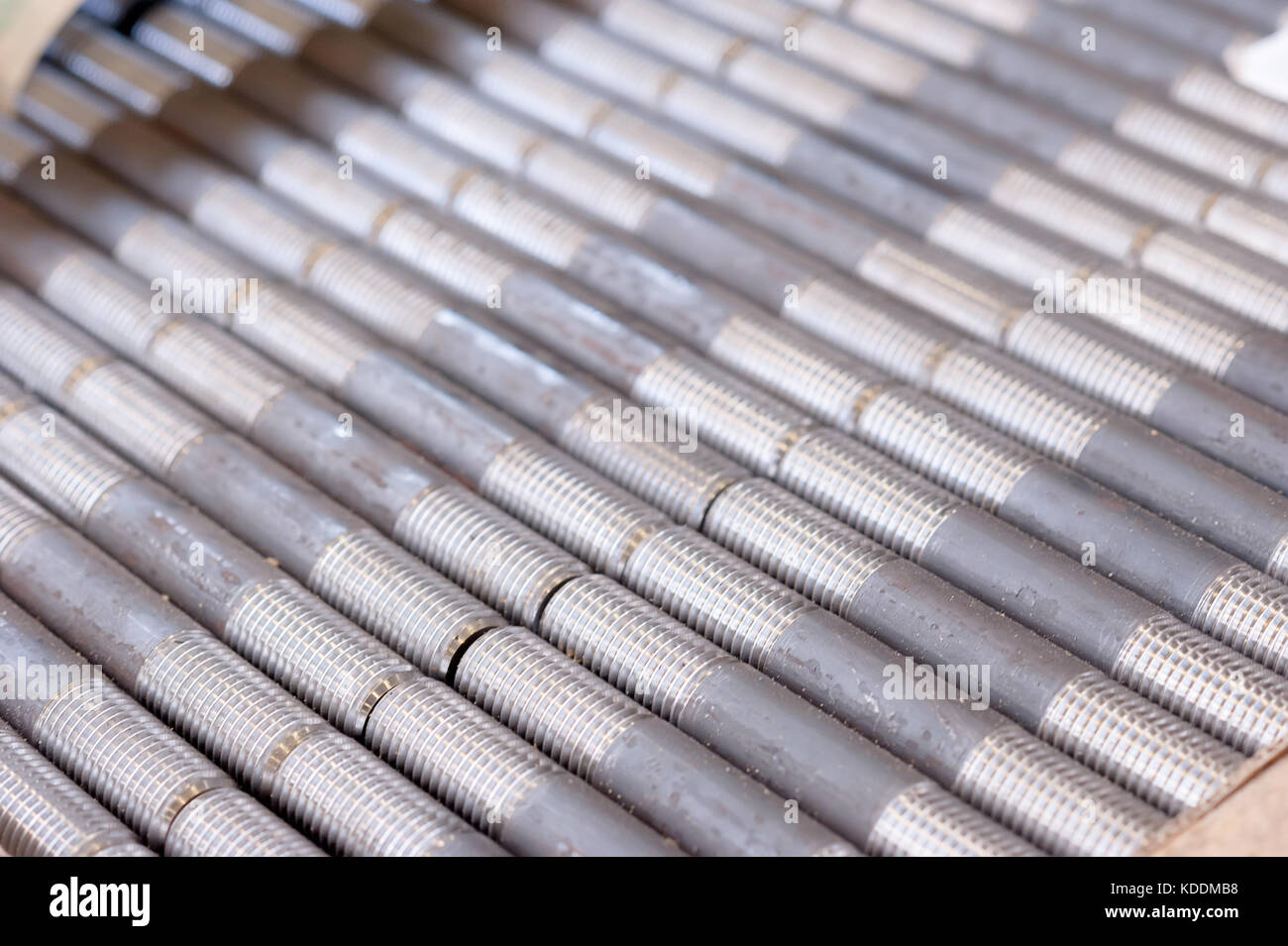 Schläuche mit Gewinde Gewinde. in Produktion. fertigen Teile in einer Reihe. Stockfoto