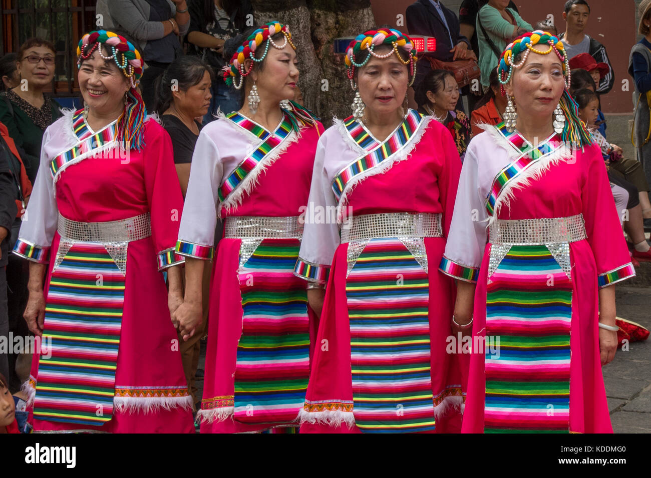Bai ethnischen Tänzer in der alten Stadt von Dali, Yunnan, China Stockfoto