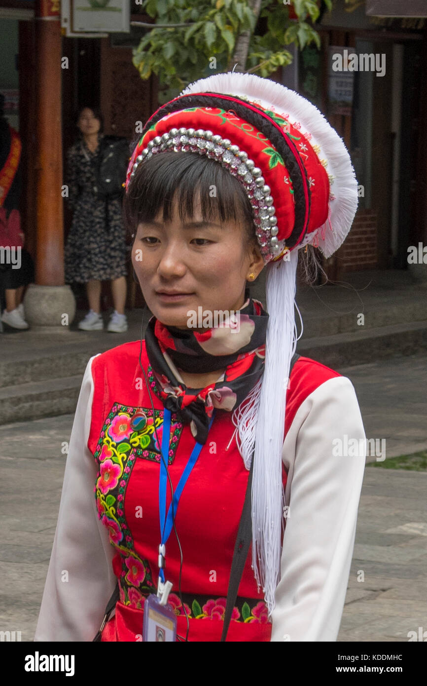Bai ethnischen junge Dame, die in der antiken Stadt von Dali, Yunnan, China Stockfoto