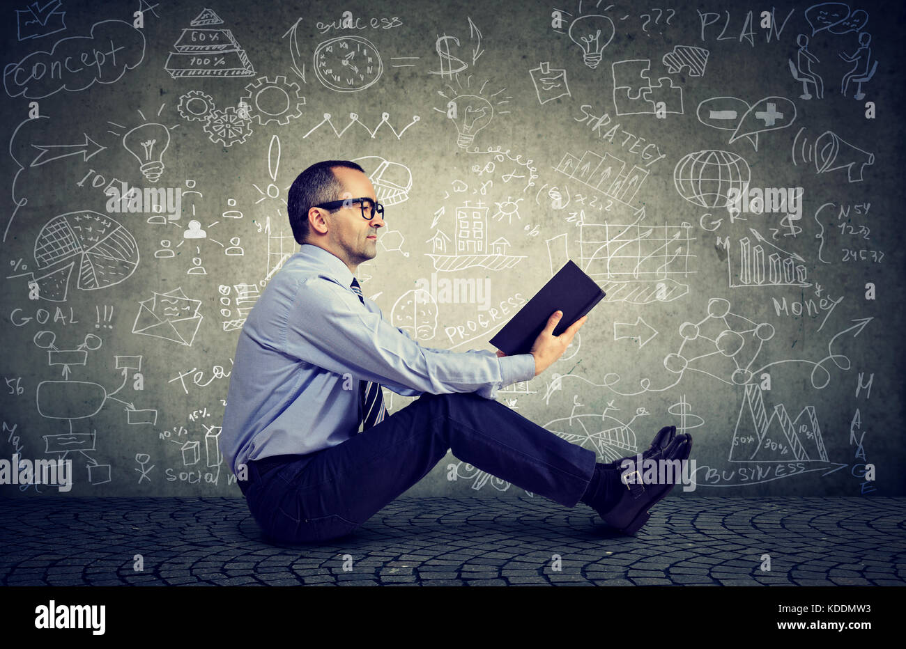 Mann in Gläser mit einem Buch auf einem Hintergrund mit Wissenschaft Formeln Stockfoto