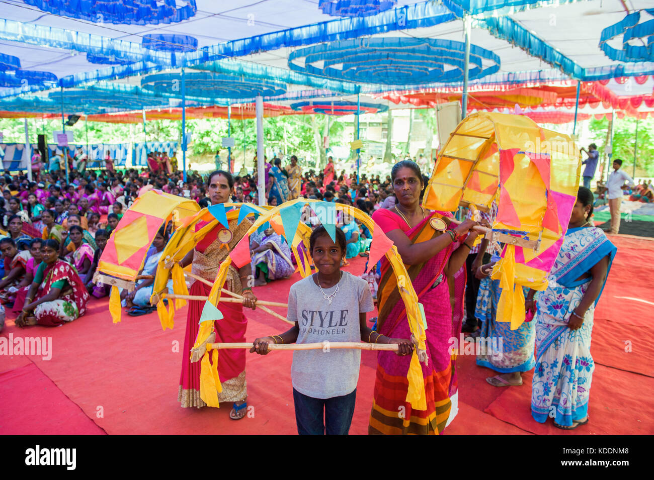 Die 21. jährliche Frauensolidarität Festival in der Avag. Ein Power Event mit 5000 Frauen von der Bio-Region von Auroville Verbinden der Feierlichkeiten! Stockfoto