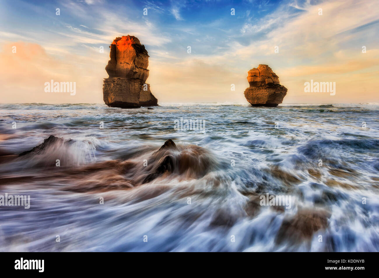 2 Kalkstein Apostel Gibson Schritte Strand in zwölf Apostel marine Park bei Sonnenaufgang Sonnenlicht. Stockfoto