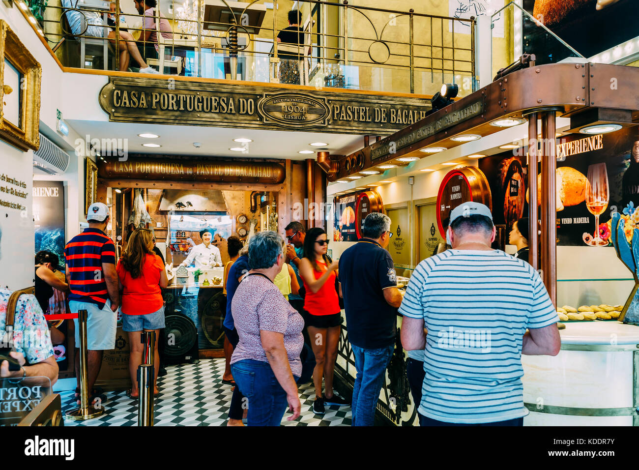 Lissabon, Portugal - 11. August 2017: Portugiesische ei Torte Gebäck zum Verkauf in Casa portuguesa do Pastel de Bacalhau pasteleria Shop. Stockfoto