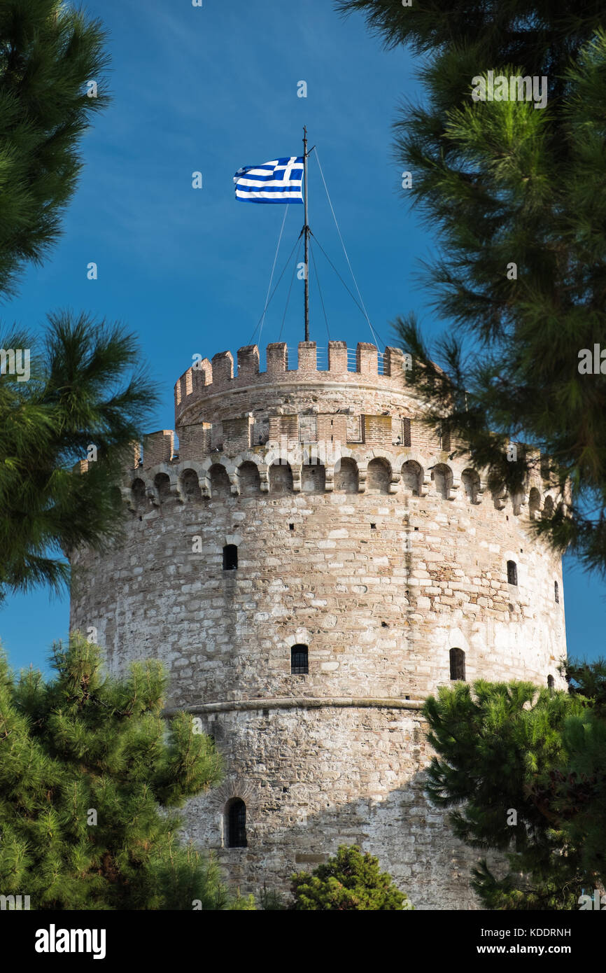 Alte steinerne Turm mit griechischer Flagge auf der Oberseite Stockfoto