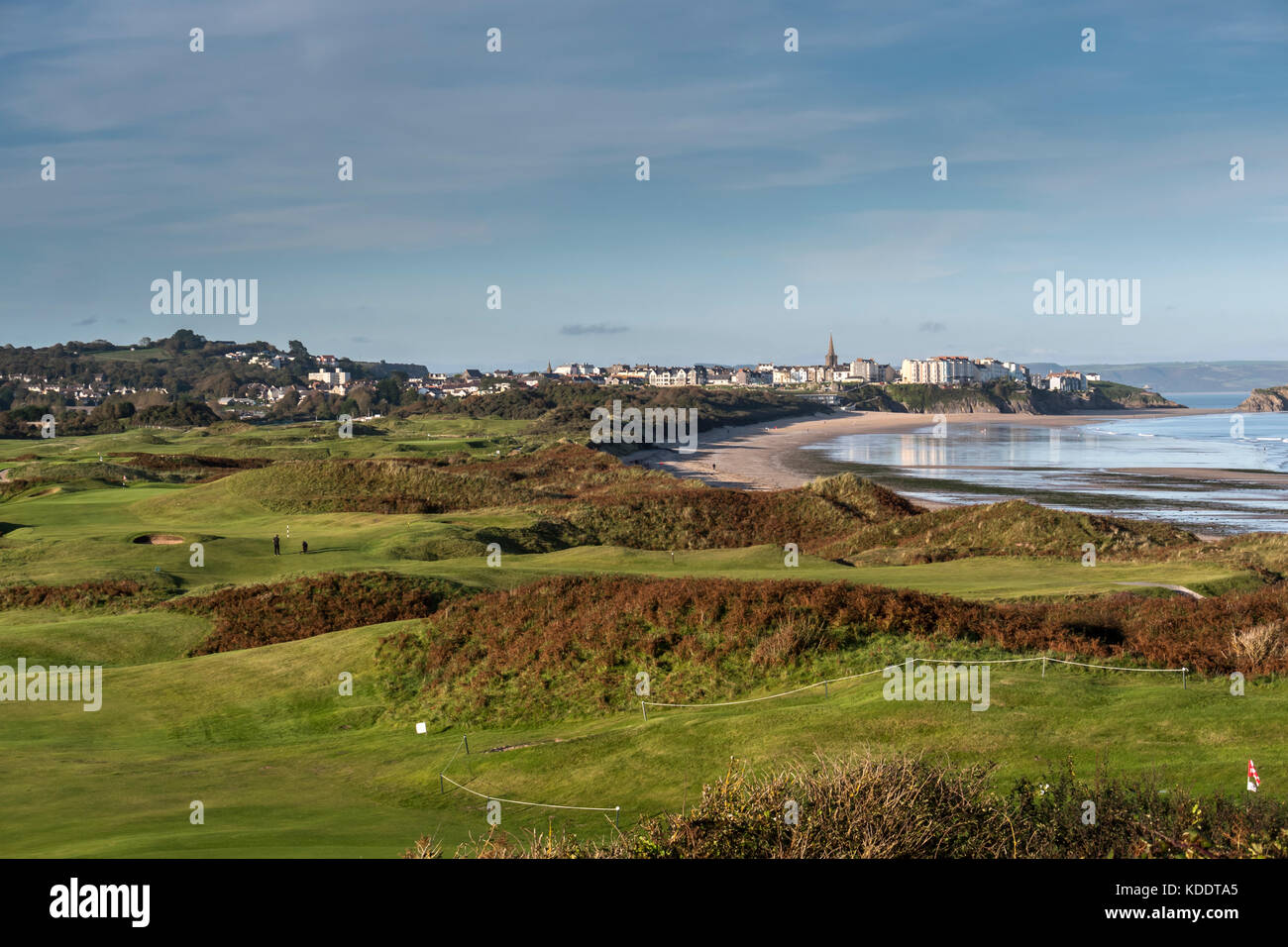 Auf dem Coastpath mit Blick über den Golfplatz und Tenby South Beach nach Tenby Pembrokeshire Wales Stockfoto