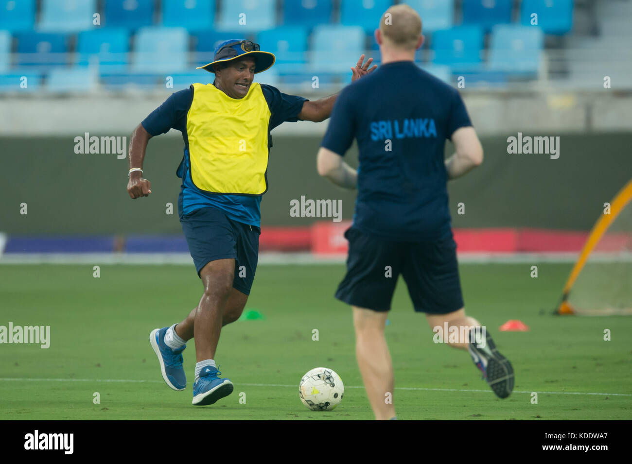 Dubai, Vereinigte Arabische Emirate. Oktober 2017. Sri Lankan Batting Trainer Hashan Thilacarathne (L) spielt während der Praxis-Saison Fußball vor dem ersten ODI-Spiel zwischen Pakistan und Sri Lanka auf dem Dubai International Cricket Ground am 12. Oktober 2017 in Dubai, Vereinigte Arabische Emirate Quelle: Isuru Peiris/Alamy Live News Stockfoto