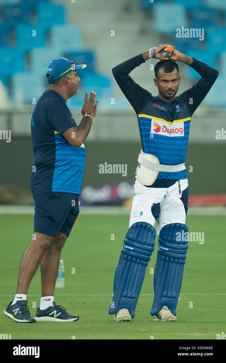 Dubai, Vereinigte Arabische Emirate. Oktober 2017. Sri Lanka Skipper Upul Tharaga (R) ein kleines Treffen mit Team Manager Asanka Gurudinghe (L) während der Praxis Saison vor dem ersten ODI-Spiel zwischen Pakistan und Sri Lanka auf Dubai International Cricket Ground am 12. Oktober 2017 in Dubai, Vereinigte Arabische Emirate Credit: Isuru Peiris/Alamy Live News Stockfoto