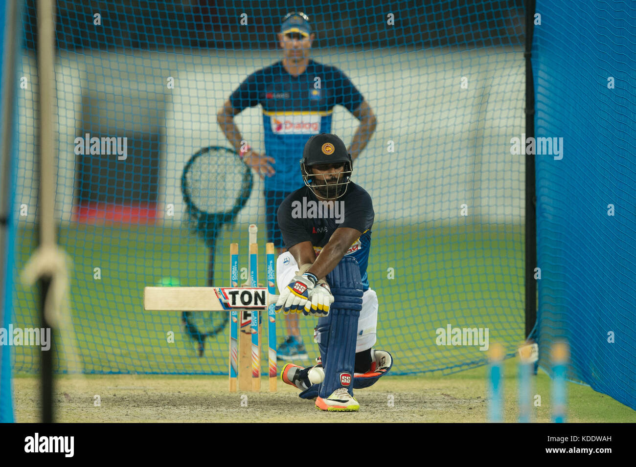 Dubai, Vereinigte Arabische Emirate. Oktober 2017. Sri Lankn Batsman Thisara Perera (L) bei seinem letzten Praxen Saison vor dem ersten ODI-Spiel zwischen Pakistan und Sri Lanka auf Dubai International Cricket Ground am 12. Oktober 2017 in Dubai, Vereinigte Arabische Emirate Quelle: Isuru Peiris/Alamy Live News Stockfoto