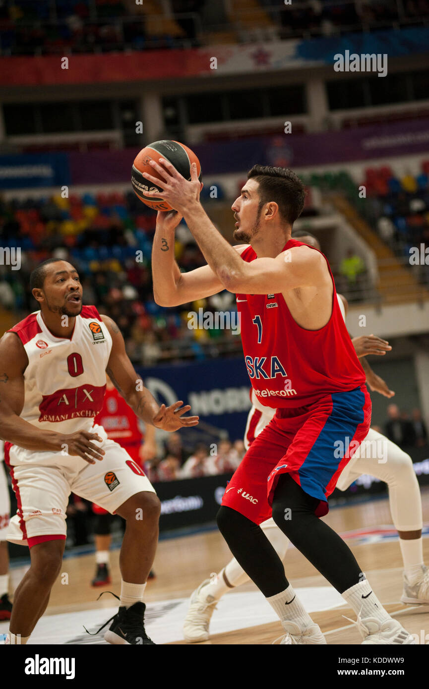 Nando de Colo in Aktion gegen Andrew Goudelock (EA7Milan) Moskau, Russland. Oktober 2017. CSKA Moscow-EA7Milan, Basketball Euroleague, Durstrunde, Megasport Arena, Moskau, Russland Credit: Konstantin Zismanov/Alamy Live News Stockfoto