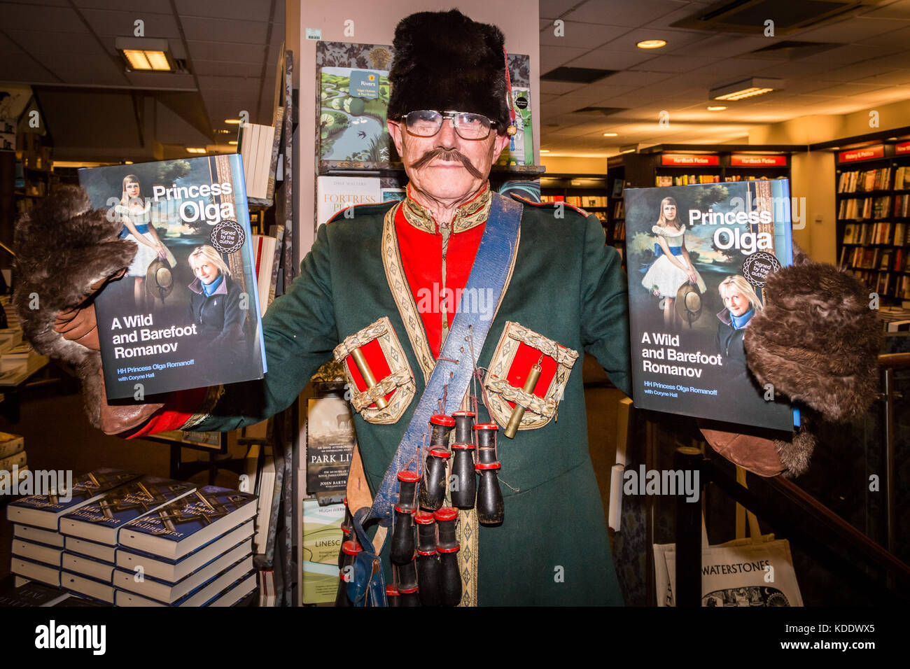 London, Großbritannien. 12 Okt, 2017. Prinzessin Olga Romanoff, Nachfahre des letzten russischen Zaren, Nikolaus II., Zeichen Kopien ihrer offiziellen Memoiren: "Eine wilde und Barfuß Romanov' bei Waterstones Buchhandlung in West London, UK. Credit: Guy Corbishley/Alamy leben Nachrichten Stockfoto