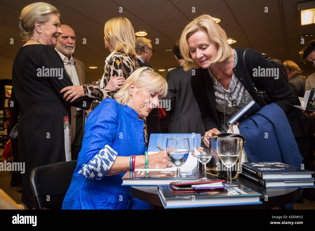 London, Großbritannien. 12 Okt, 2017. Prinzessin Olga Romanoff (in Blau), ein Nachkomme des letzten russischen Zaren, Nikolaus II., Zeichen Kopien ihrer offiziellen Memoiren: "Eine wilde und Barfuß Romanov' bei Waterstones Buchhandlung in West London, UK. Credit: Guy Corbishley/Alamy leben Nachrichten Stockfoto