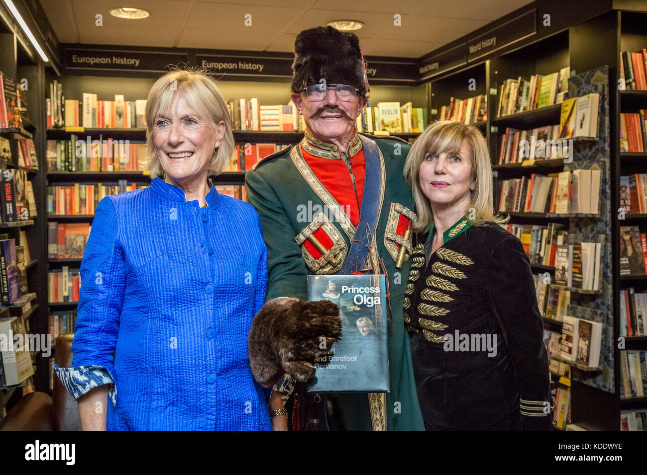 London, Großbritannien. 12 Okt, 2017. Prinzessin Olga Romanoff (in Blau), ein Nachkomme des letzten russischen Zaren, Nikolaus II., Zeichen Kopien ihrer offiziellen Memoiren: "Eine wilde und Barfuß Romanov' bei Waterstones Buchhandlung in West London, UK. Credit: Guy Corbishley/Alamy leben Nachrichten Stockfoto