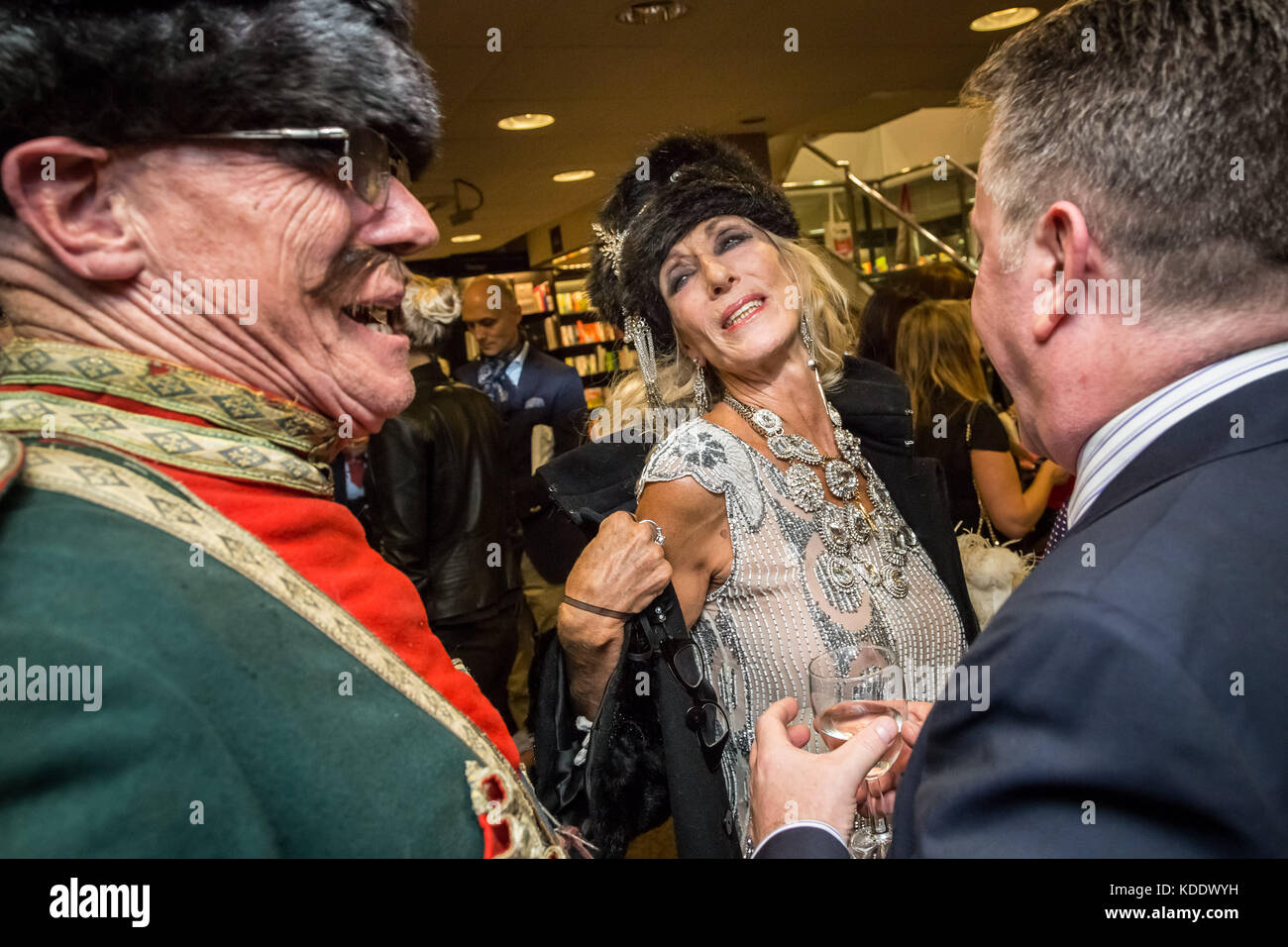 London, Großbritannien. 12 Okt, 2017. Prinzessin Olga Romanoff (in Blau), ein Nachkomme des letzten russischen Zaren, Nikolaus II., Zeichen Kopien ihrer offiziellen Memoiren: "Eine wilde und Barfuß Romanov' bei Waterstones Buchhandlung in West London, UK. Credit: Guy Corbishley/Alamy leben Nachrichten Stockfoto