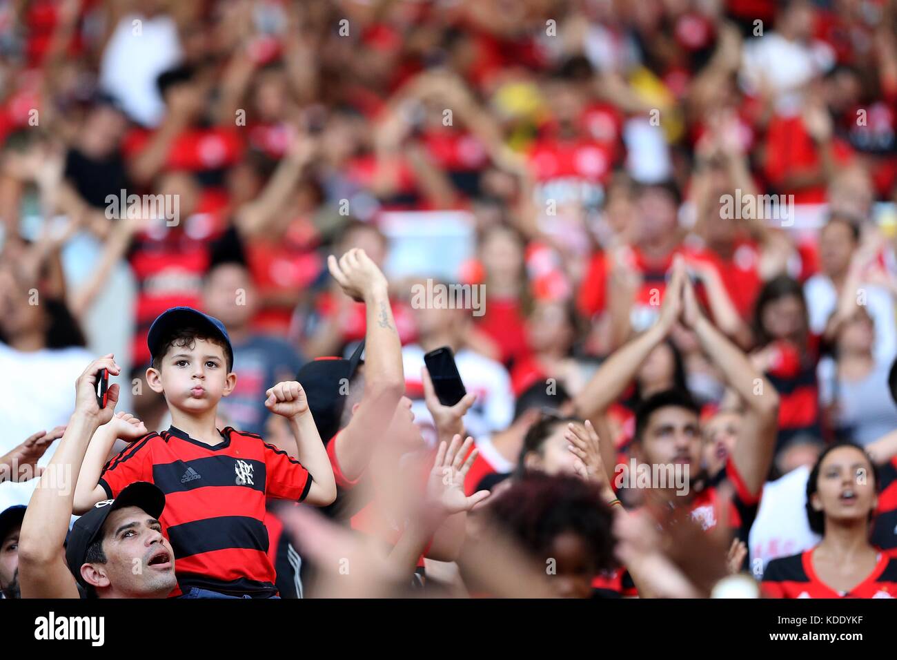 (171013) - Rio de Janeiro, Oct. 13, 2017 -- Ein junger Anhänger von Flamengo cheers vor der 2017 brasilianischen (brasileiro) Serie a 27.Runde zwischen Fluminense und flamengo im Maracana-Stadion in Rio de Janeiro, RJ, Brasilien, auf okt. 12, 2017. Das Match endete mit 1-1. (Xinhua / Li Ming) (Wll) Stockfoto