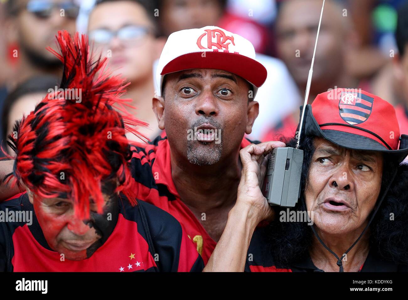 (171013) -- RIO DE JANEIRO, 13. Oktober 2017 -- Anhänger von Flamengo reagieren vor der brasilianischen (Brasileiro) Serie 2017, Einem 27. Rundenspiel zwischen Fluminense und Flamengo im Maracana-Stadion in Rio de Janeiro, RJ, Brasilien, am 12. Oktober 2017. Das Spiel endete mit 1-1 Unentschieden. (Xinhua/Li Ming)(wll) Stockfoto