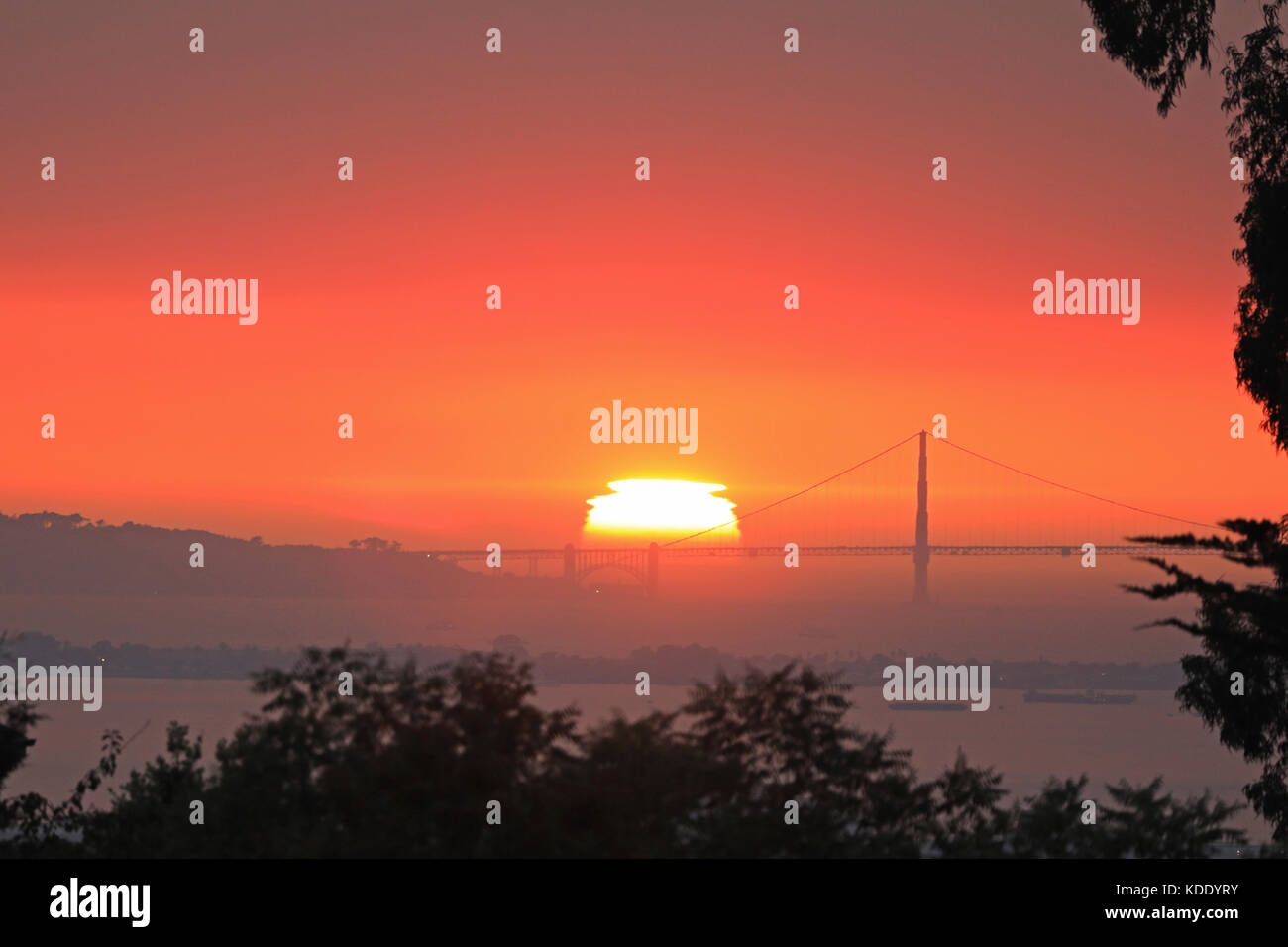 San Francisco, Kalifornien, USA. 12 Okt, 2017. Helles orange Sonnenuntergang hinter der Golden Gate Bridge in San Francisco, Kalifornien, als die Luft und Atmosphäre sind mit Rauch aus dem nördlichen Kalifornien gefüllt Brände Credit: Caryn Becker/Alamy leben Nachrichten Stockfoto
