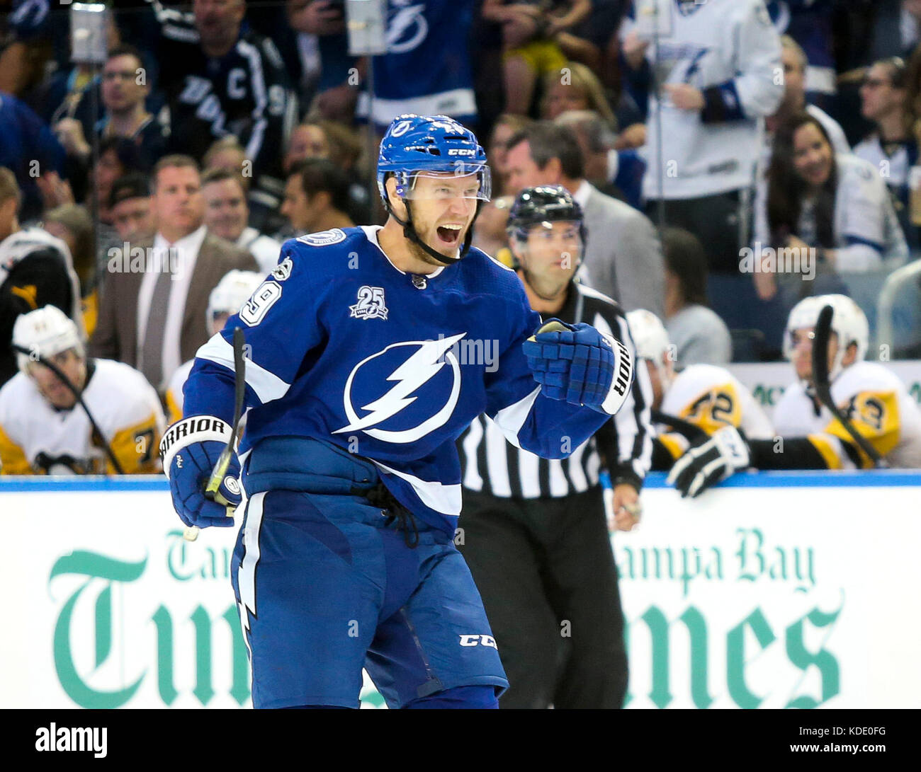 Tampa, Florida, USA. 12 Okt, 2017. DIRK SHADD | Zeiten. Tampa Bay Lightning defenseman Slater Koekkoek (29) feiert sein Ziel, der Erste der Spiel und dem ersten seiner NHL Karriere und schlug Pittsburgh Penguins goalie Antti Niemi (31) Während der ersten Periode Aktion an der Amalie Arena in Tampa am Donnerstag Abend (10.12.17) Gutschrift: Dirk Shadd/Tampa Bay Zeiten/ZUMA Draht/Alamy leben Nachrichten Stockfoto