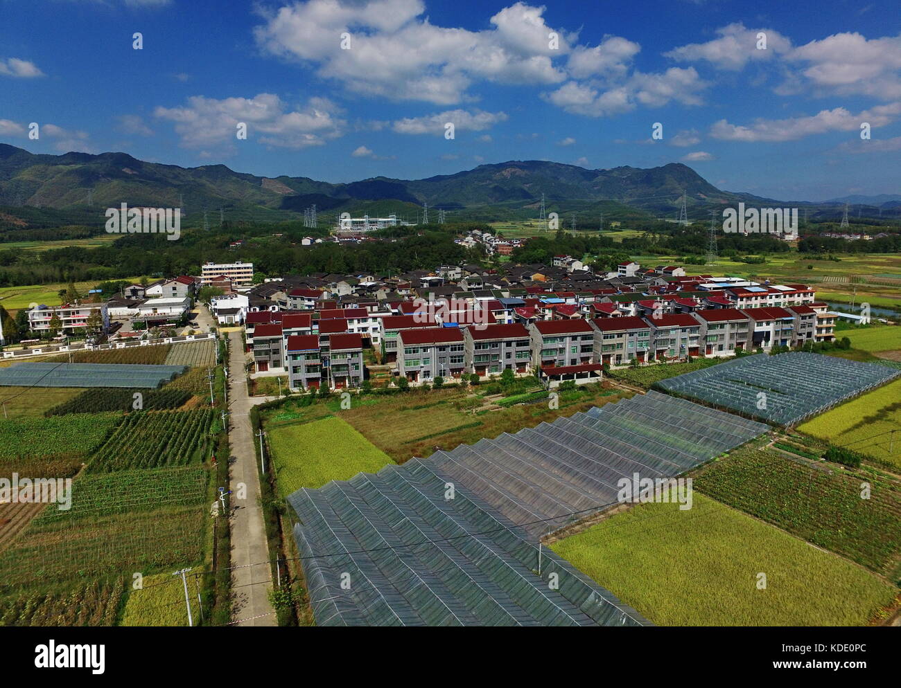 (171013) -- JIANOU, 13. Oktober 2017 (Xinhua) -- Foto vom 12. Oktober 2017 zeigt die Landschaft des Dorfes Hutou in Jianou, südöstliche Provinz Fujian. Mit den Bemühungen der Kommunistischen Partei Chinas (KPCh) und der Parteimitglieder im Dorf sahen die lokalen Bauern die boomende Entwicklung der modernen Landwirtschaft und des ländlichen Tourismus, die neue Einkommensquelle für das von Armut heimgesuchte Dorf schuf. Das Pro-Kopf-Einkommen der Dorfbewohner erreichte 2016 15.510 Yuan (2.358 US-Dollar). (Xinhua/Zhang Guojun) (ry) Stockfoto