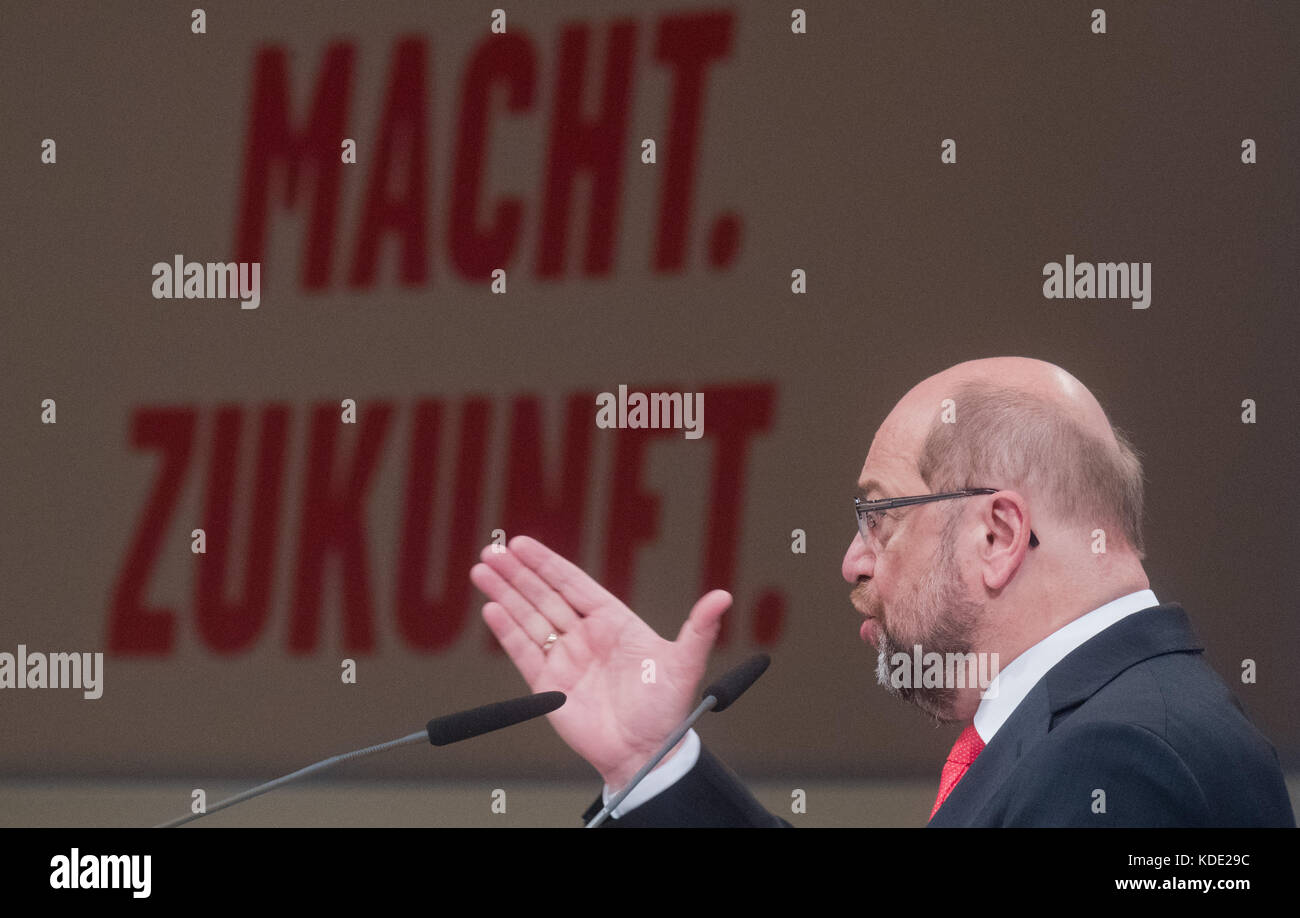 Hannover, Deutschland. 13. Oktober 2017. Martin Schulz, Vorsitzender der Sozialdemokratischen Partei (SPD), spricht auf dem Gewerkschaftskongress der Industriegewerkschaft Bergbau, Chemie, Energie (IG BCE) am 13. Oktober 2017 in Hannover. Quelle: Julian Stratenschulte/dpa/Alamy Live News Stockfoto